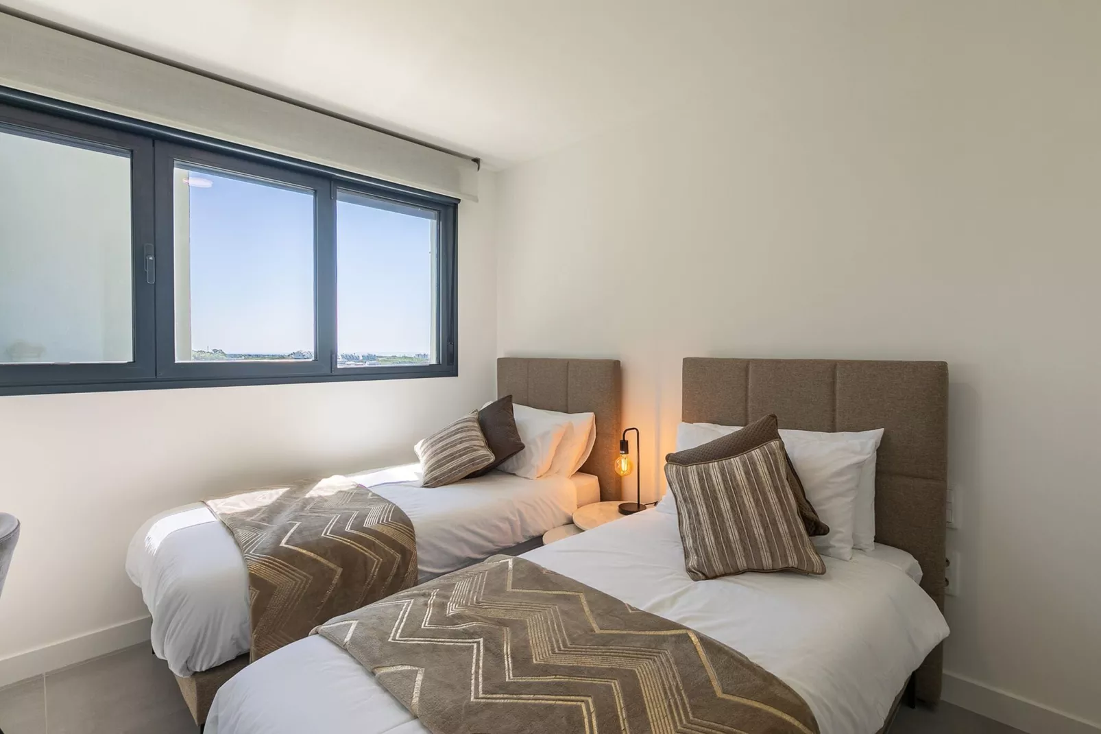 The Golden Oasis - Luxurious 3 Bedroom Penthouse with Gym & Spa facilities-Slaapkamer