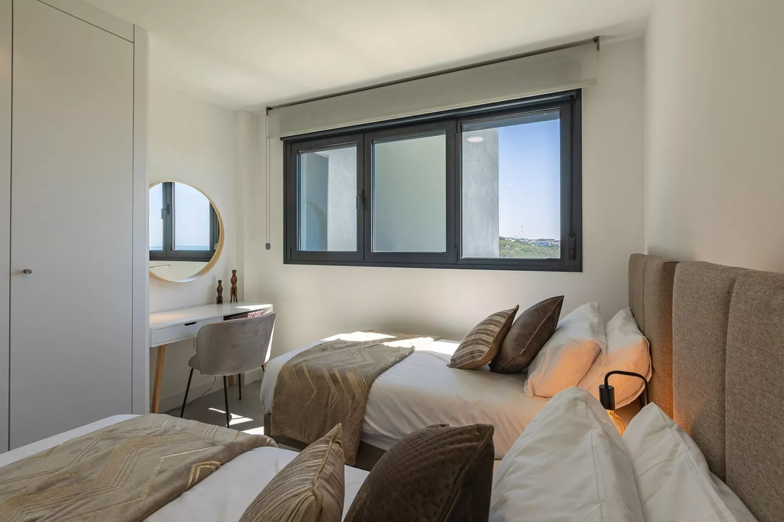 The Golden Oasis - Luxurious 3 Bedroom Penthouse with Gym & Spa facilities-Slaapkamer