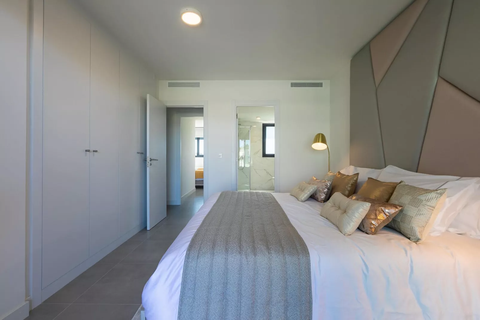 The Golden Oasis - Luxurious 3 Bedroom Penthouse with Gym & Spa facilities-Slaapkamer
