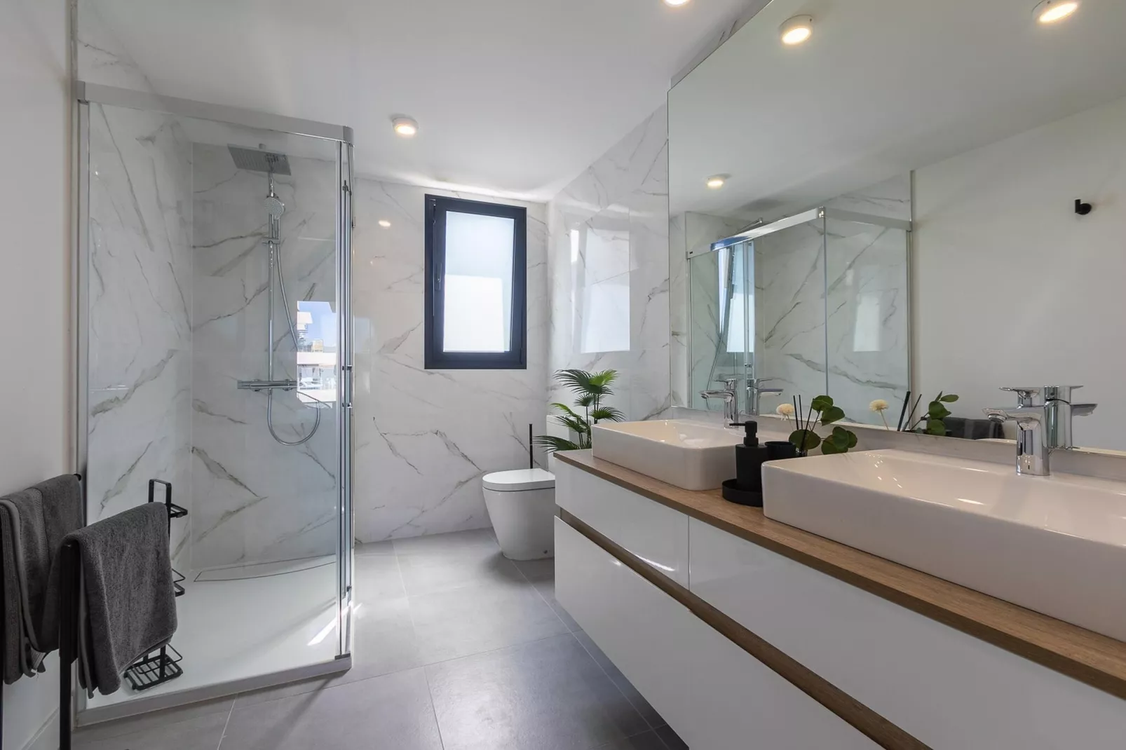 The Golden Oasis - Luxurious 3 Bedroom Penthouse with Gym & Spa facilities-Badkamer