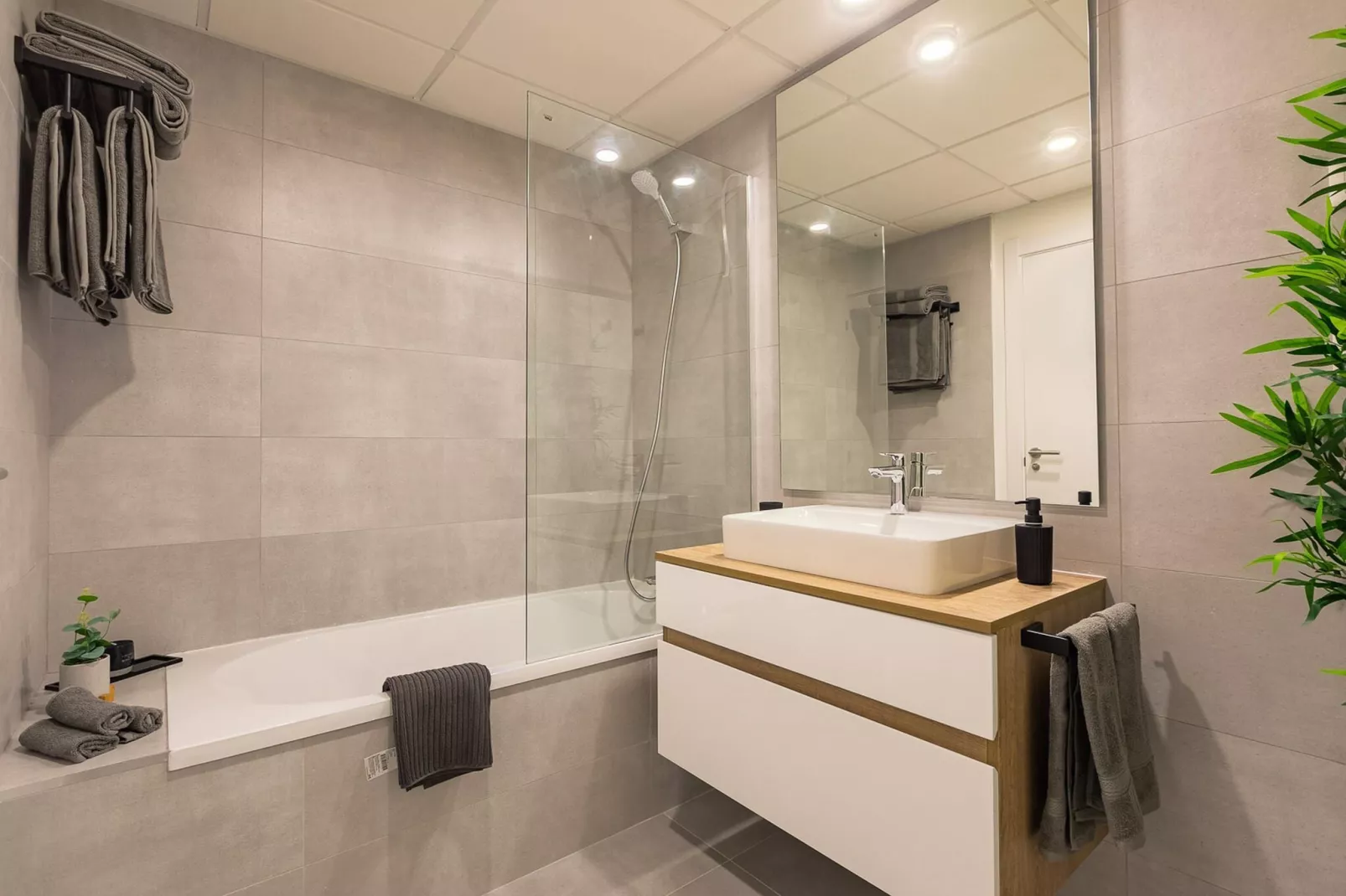 The Golden Oasis - Luxurious 3 Bedroom Penthouse with Gym & Spa facilities-Badkamer