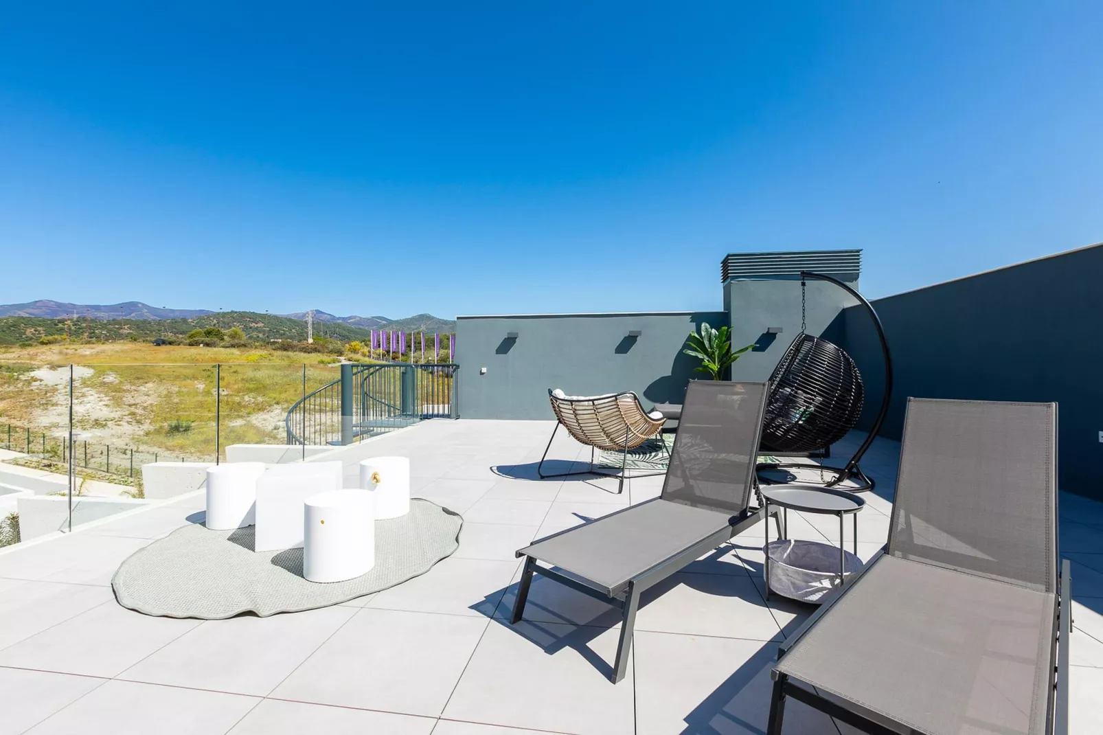 The Golden Oasis - Luxurious 3 Bedroom Penthouse with Gym & Spa facilities-Terrasbalkon