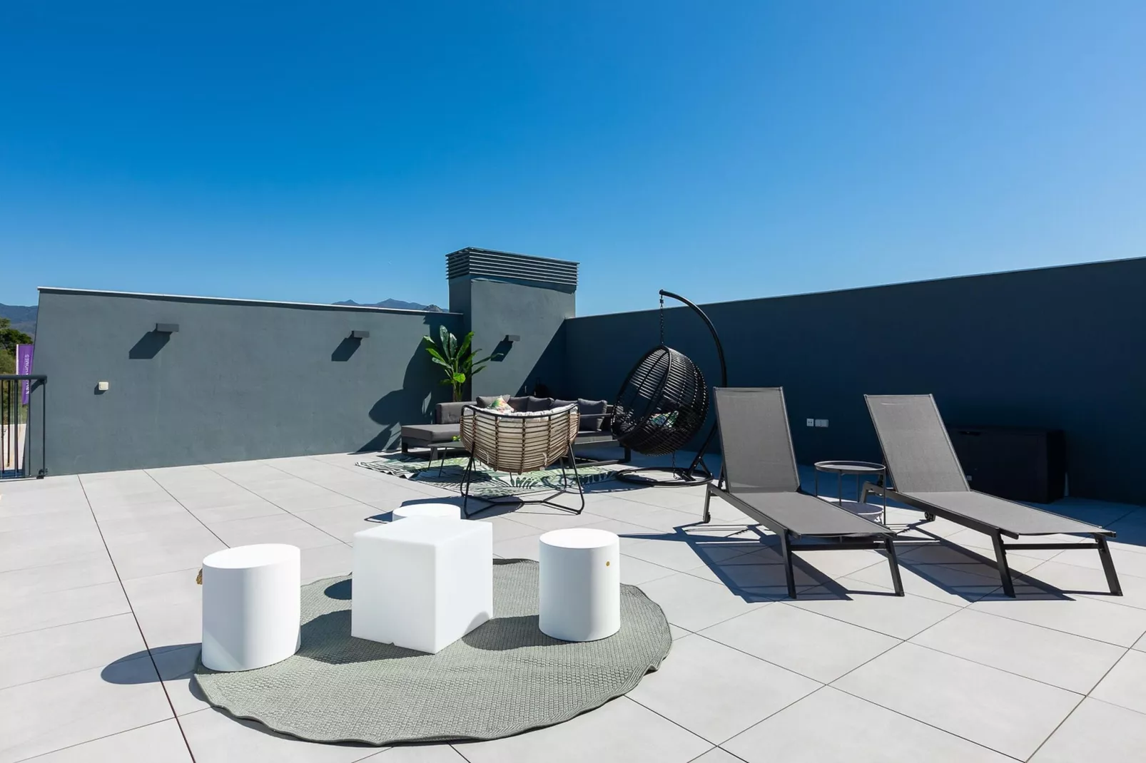 The Golden Oasis - Luxurious 3 Bedroom Penthouse with Gym & Spa facilities-Terrasbalkon
