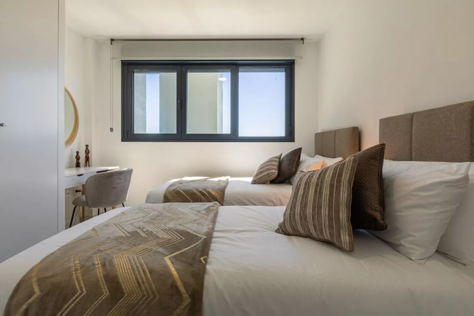 The Golden Oasis - Luxurious 3 Bedroom Penthouse with Gym & Spa facilities-Slaapkamer