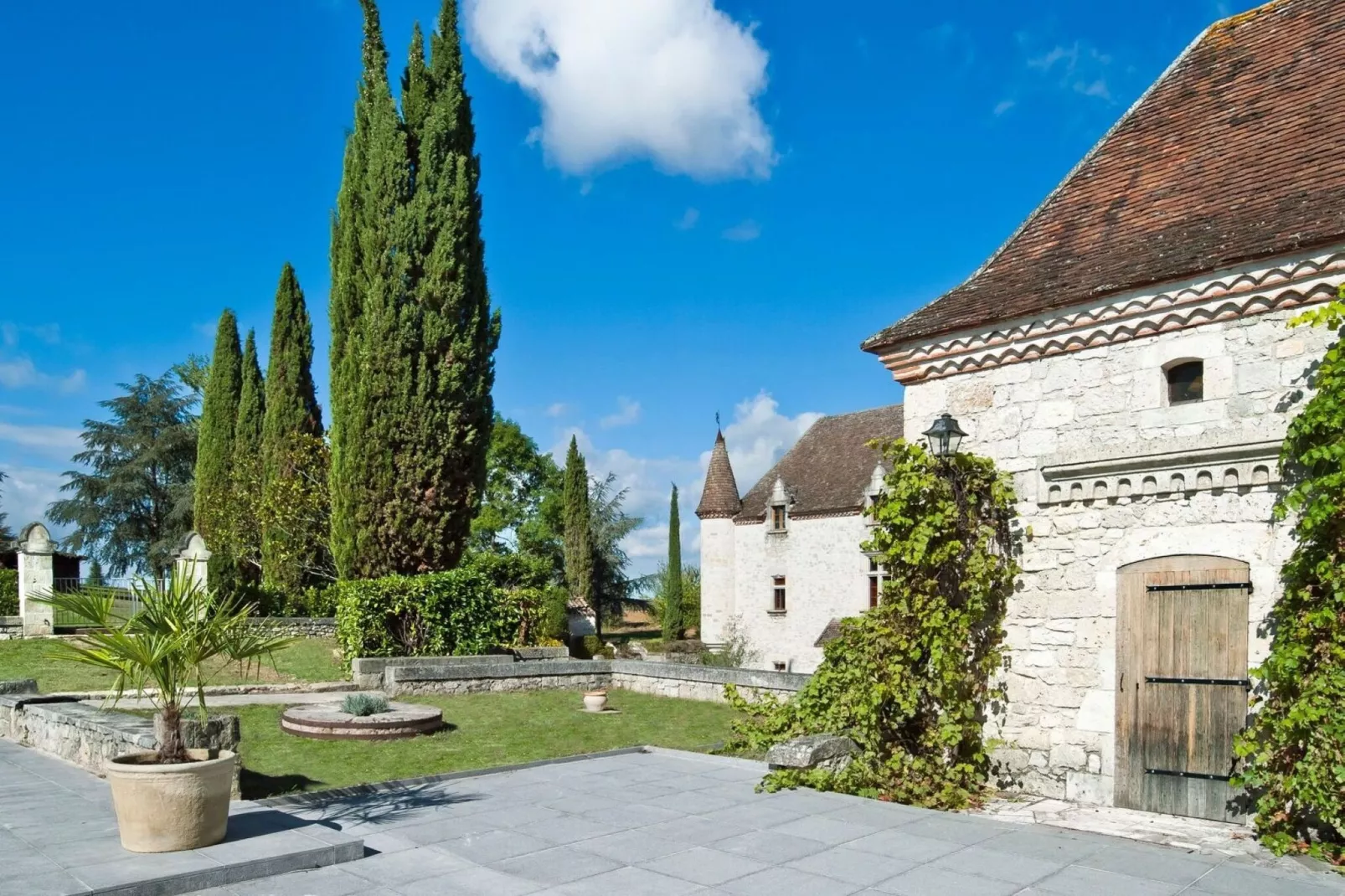 Château la Colombie-Buitenkant zomer