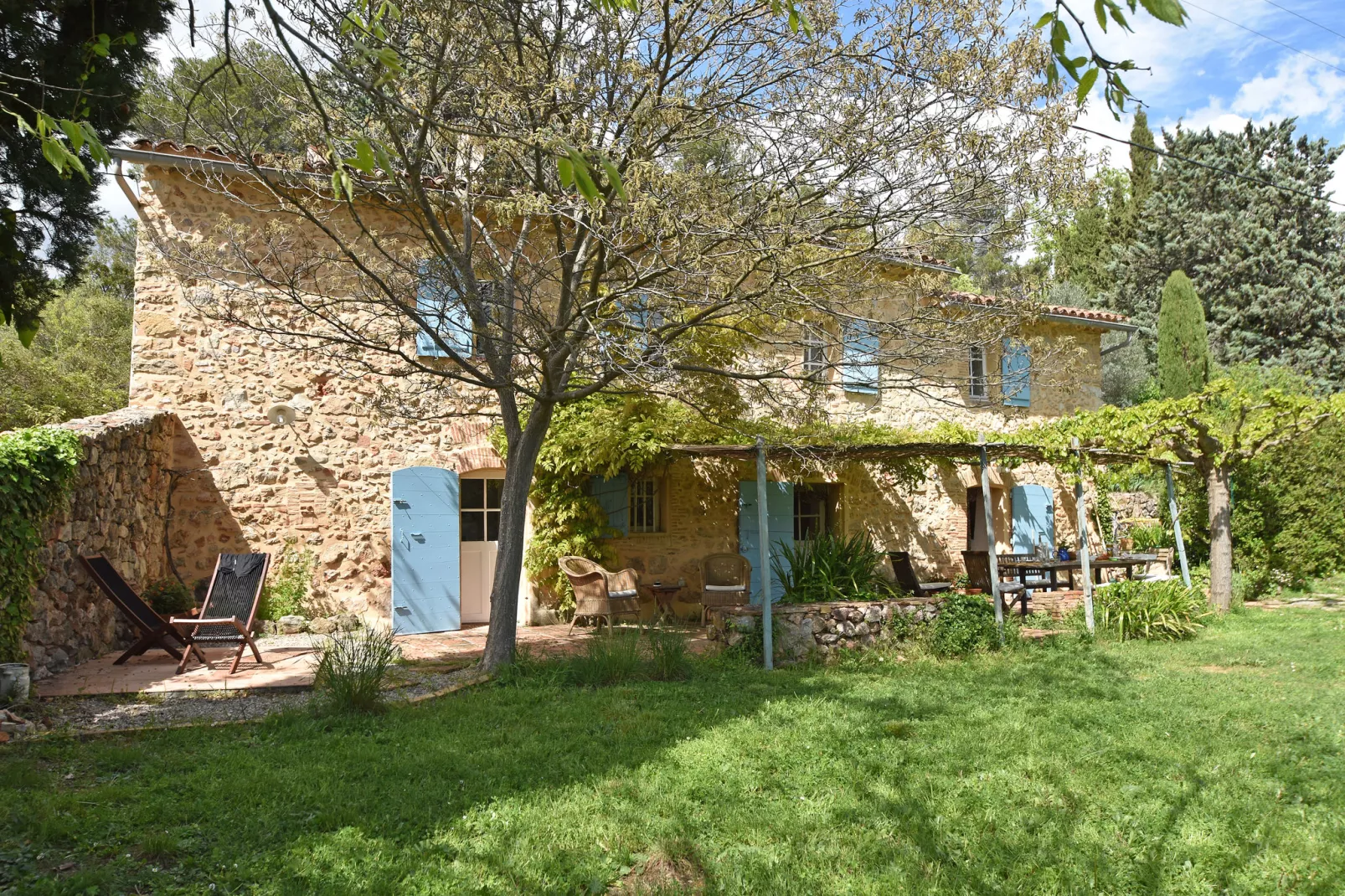 Boerderij in Draguignan met terras-Buitenkant zomer