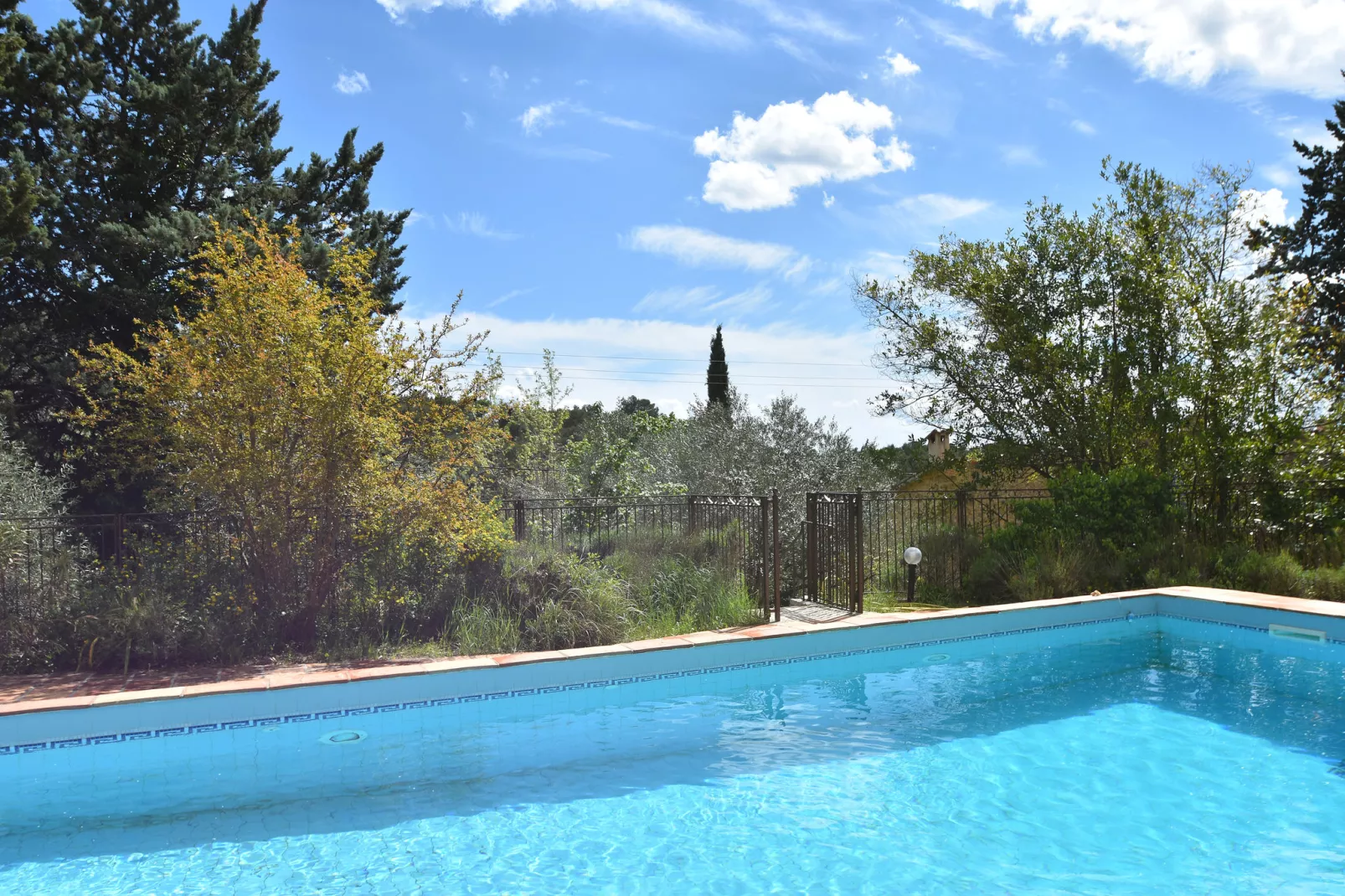 Boerderij in Draguignan met terras-Uitzicht zomer