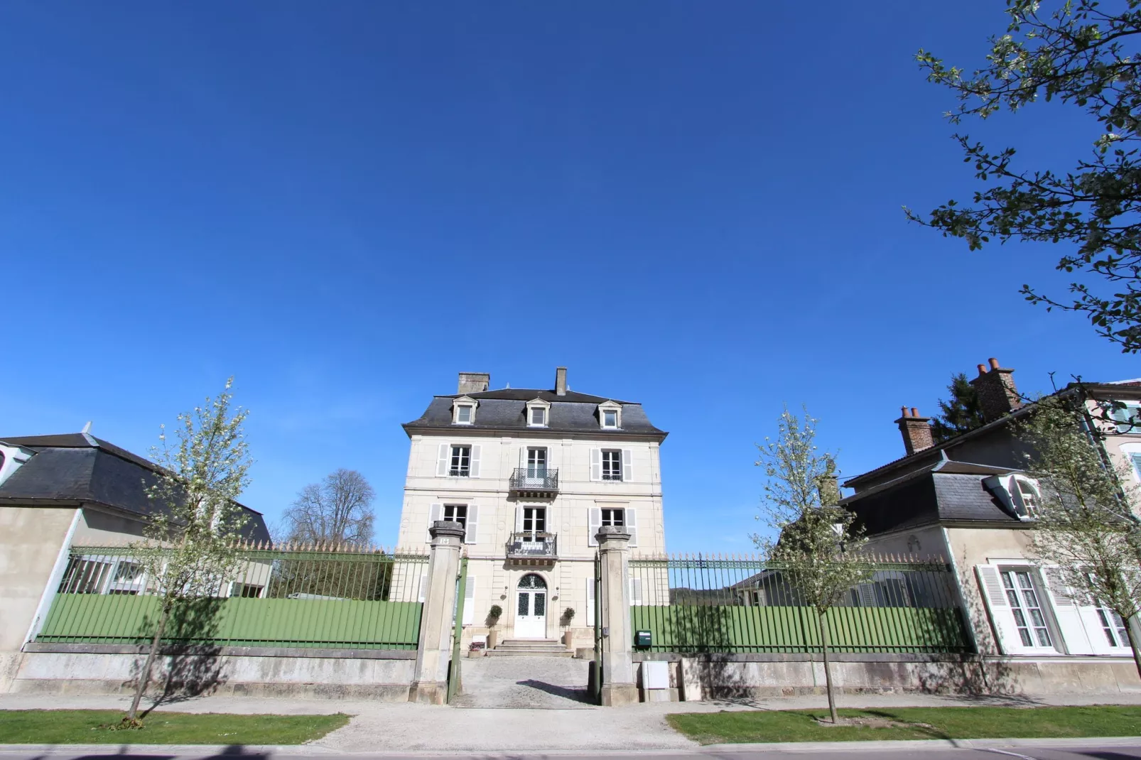 Au petit Château-Buitenkant zomer