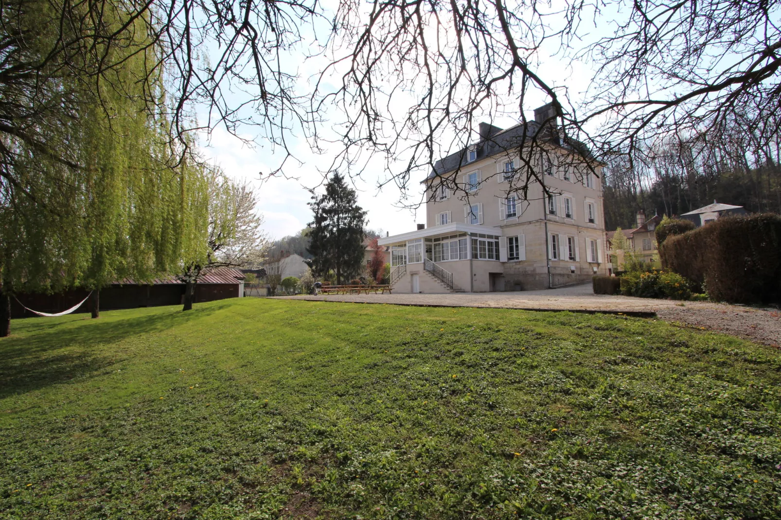 Au petit Château-Buitenkant zomer