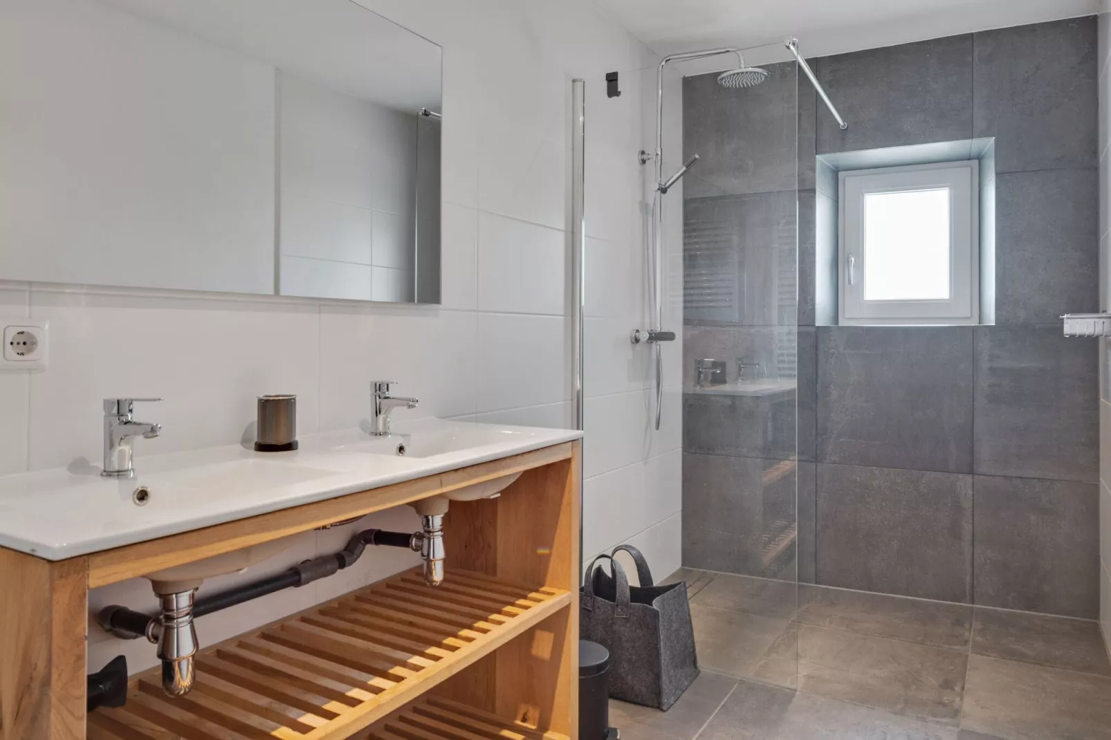 Sfeervol vakantiehuis in Rouzède met een prive zwembad (verwarmd)-Badkamer