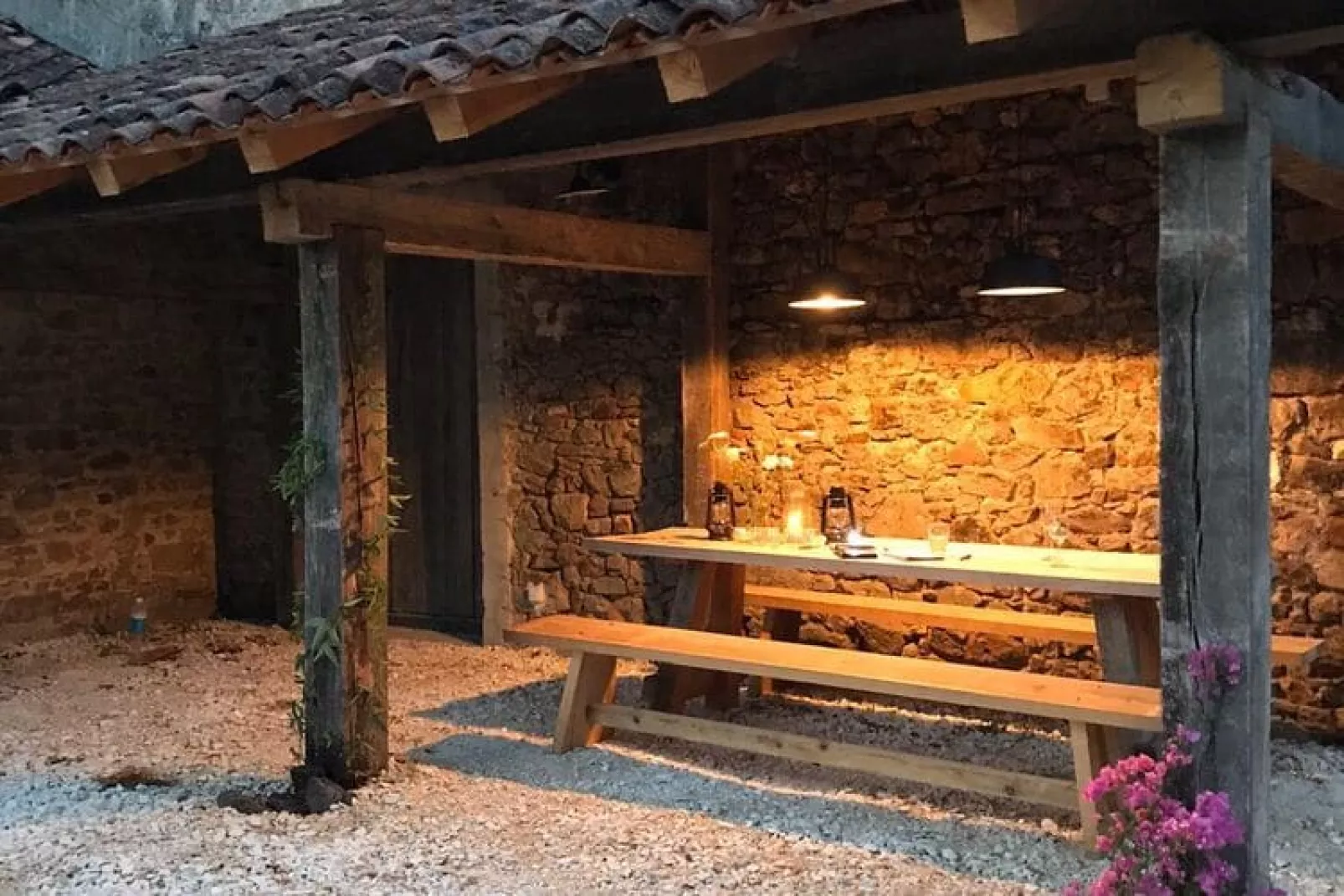 Sfeervol vakantiehuis in Rouzède met een prive zwembad (verwarmd)-Terrasbalkon