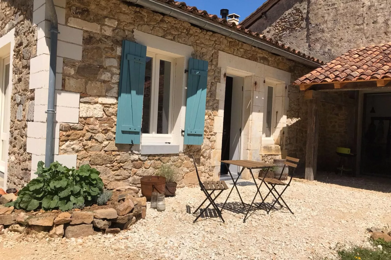 Sfeervol vakantiehuis in Rouzède met een prive zwembad (verwarmd)-Terrasbalkon