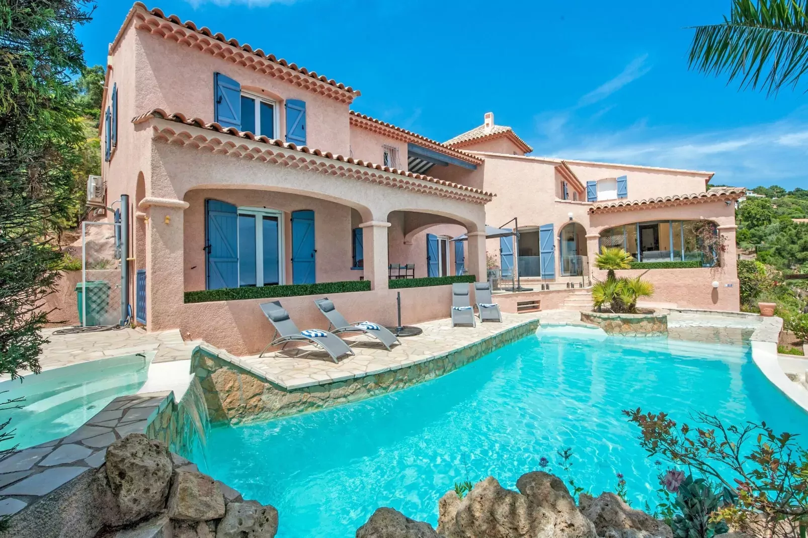 Villa Capussambres-Buitenkant zomer