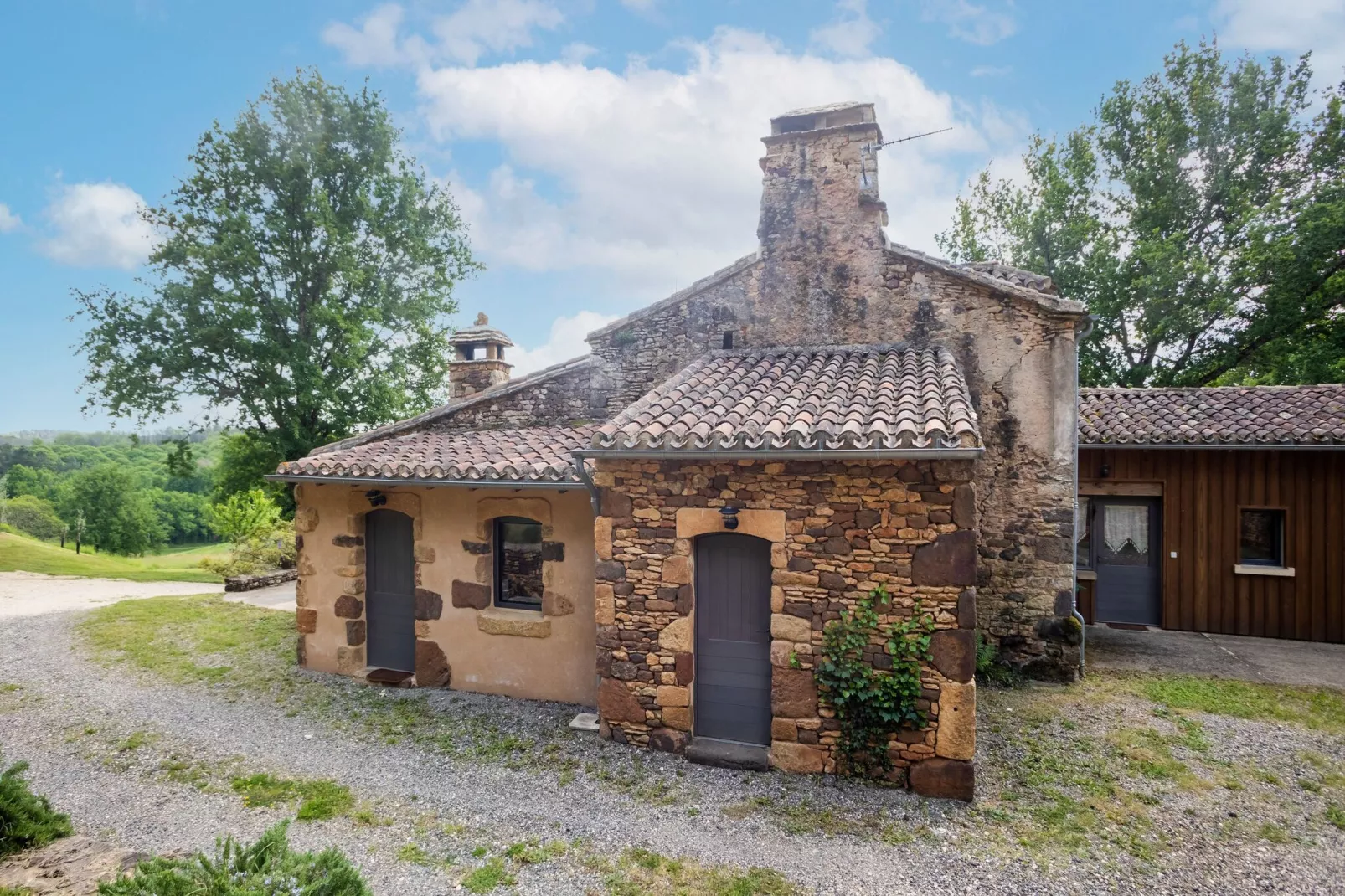 Maison au calme à Mazeyrolles-Buitenkant zomer