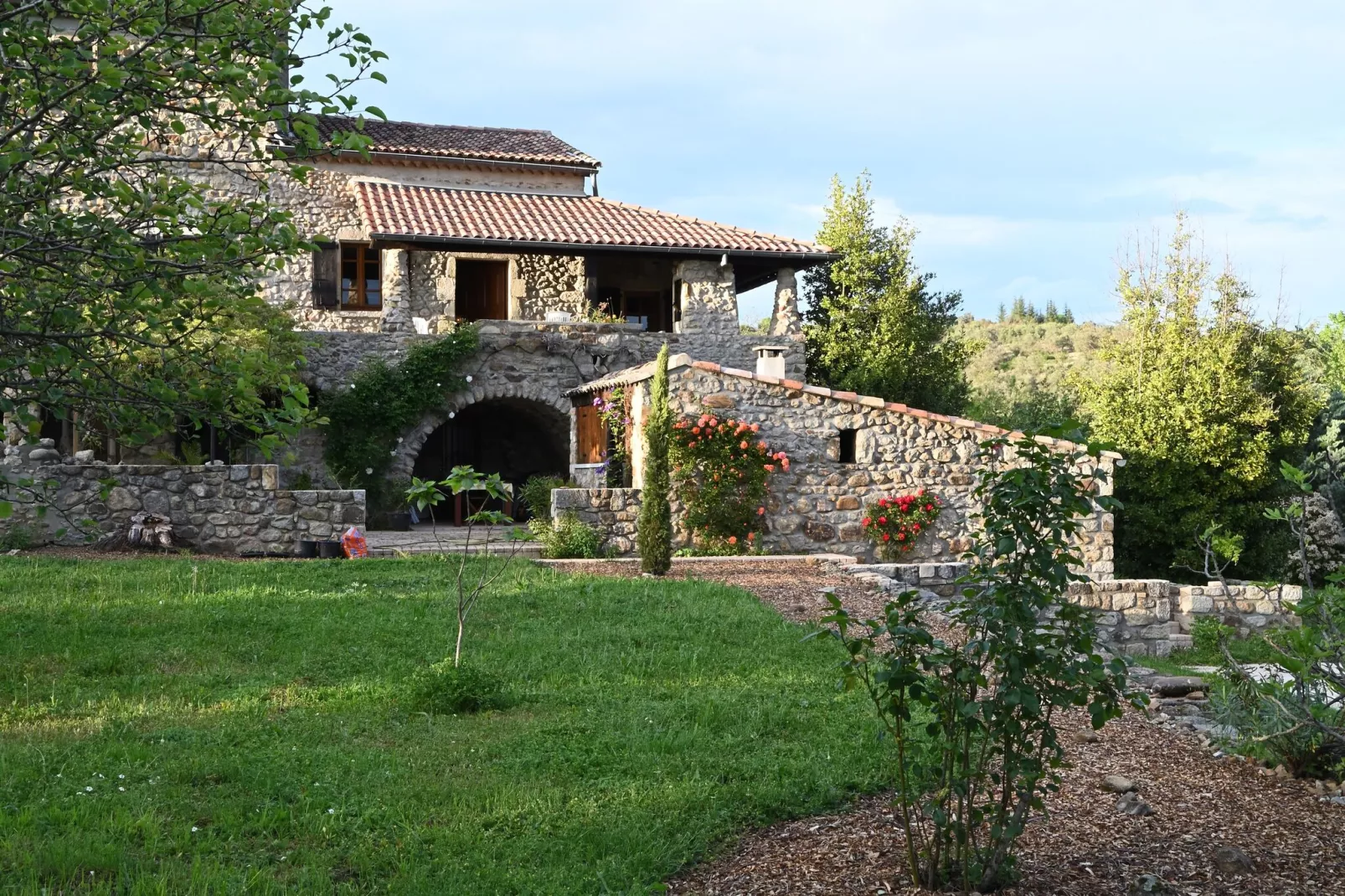 Villa - Largentière-Buitenkant zomer