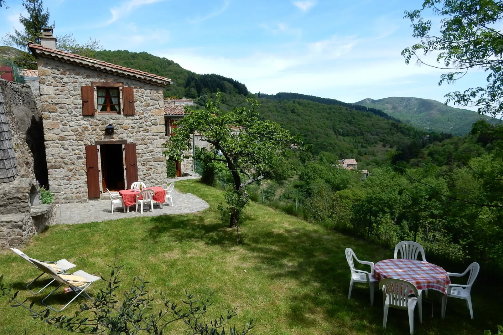 Maison de Vacances  - St Julien de Gua-Buitenkant zomer