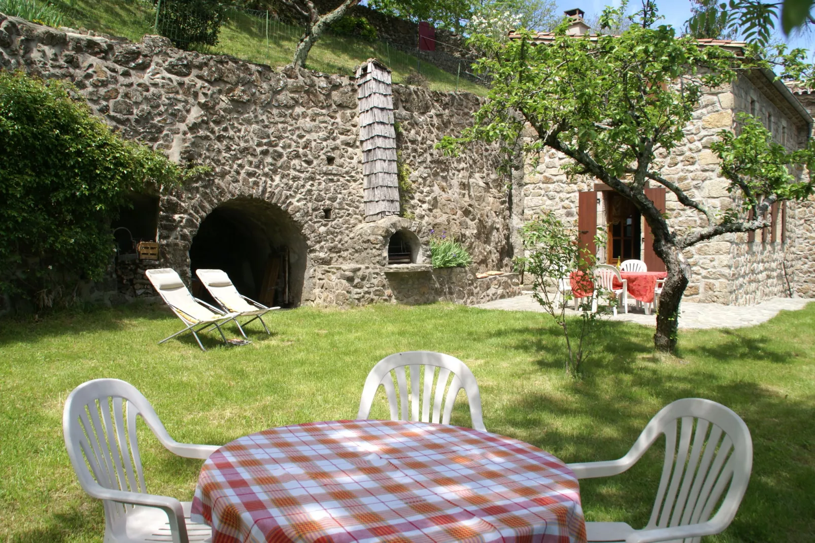 Maison de Vacances  - St Julien de Gua-Tuinen zomer