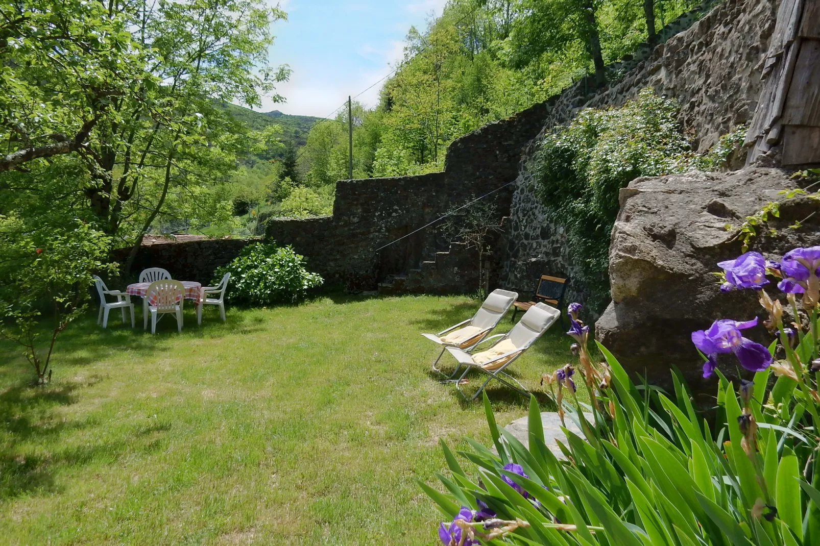 Maison de Vacances  - St Julien de Gua-Tuinen zomer