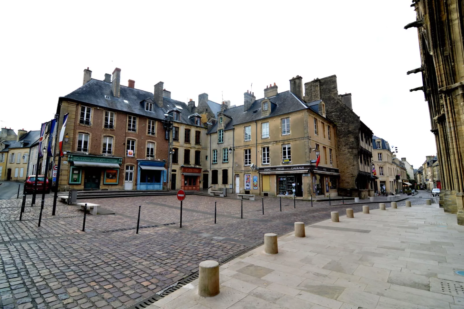 Le Parvis de la Cathédrale II-Buitenkant zomer