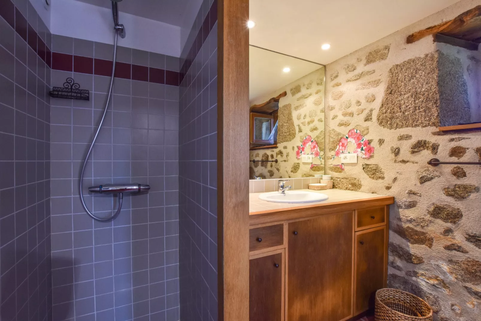 Maison auvergnate avec jacuzzi et sauna-Badkamer