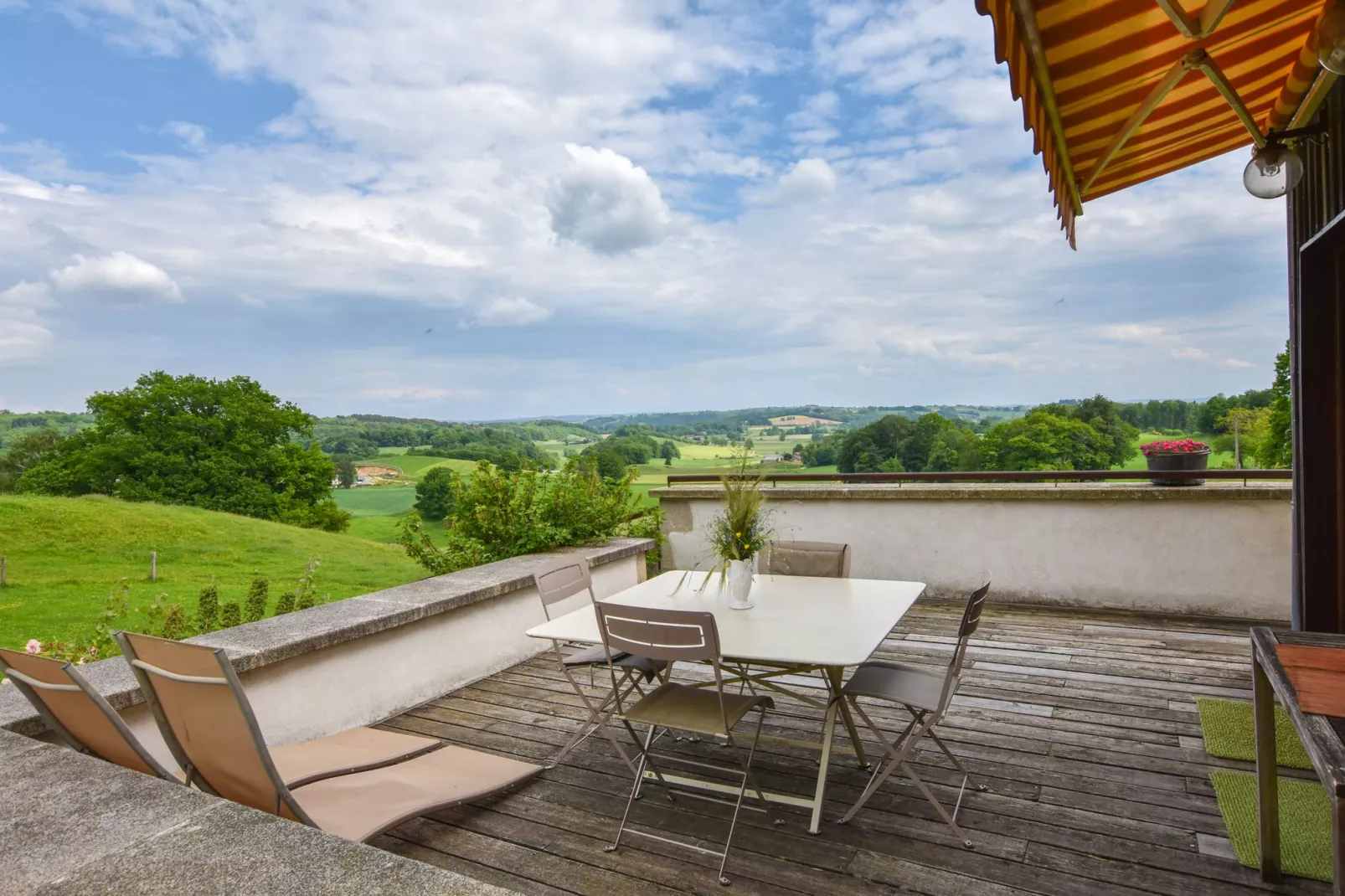 Maison auvergnate avec jacuzzi et sauna-Terrasbalkon