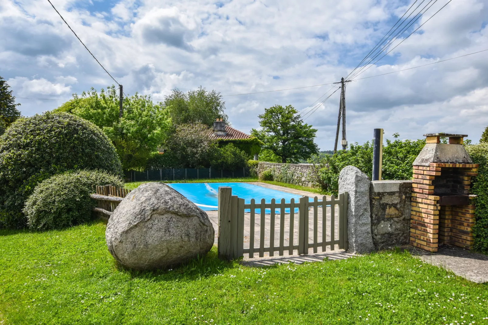 Maison auvergnate avec jacuzzi et sauna-Zwembad