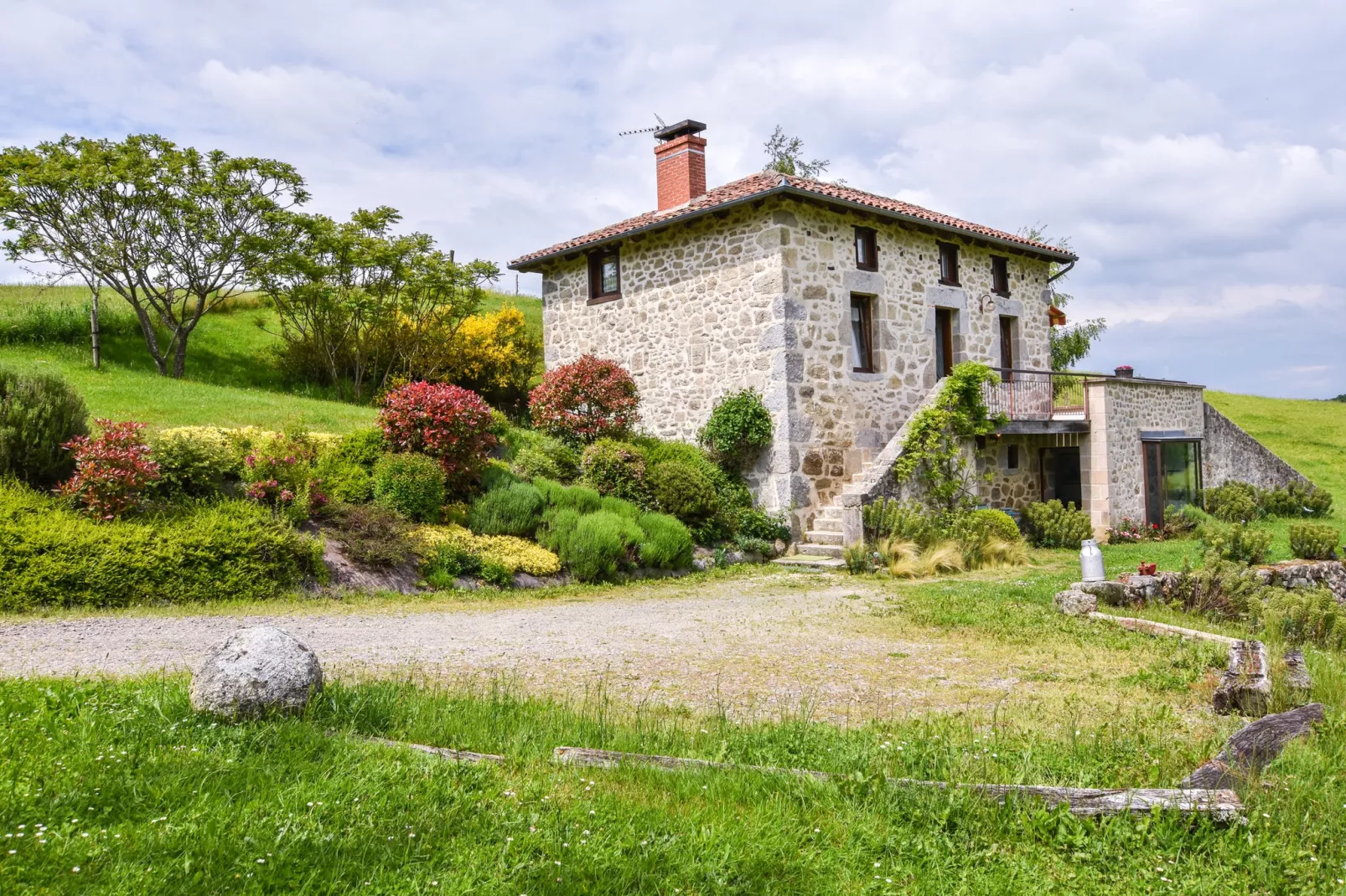 Maison auvergnate avec jacuzzi et sauna-Buitenkant zomer