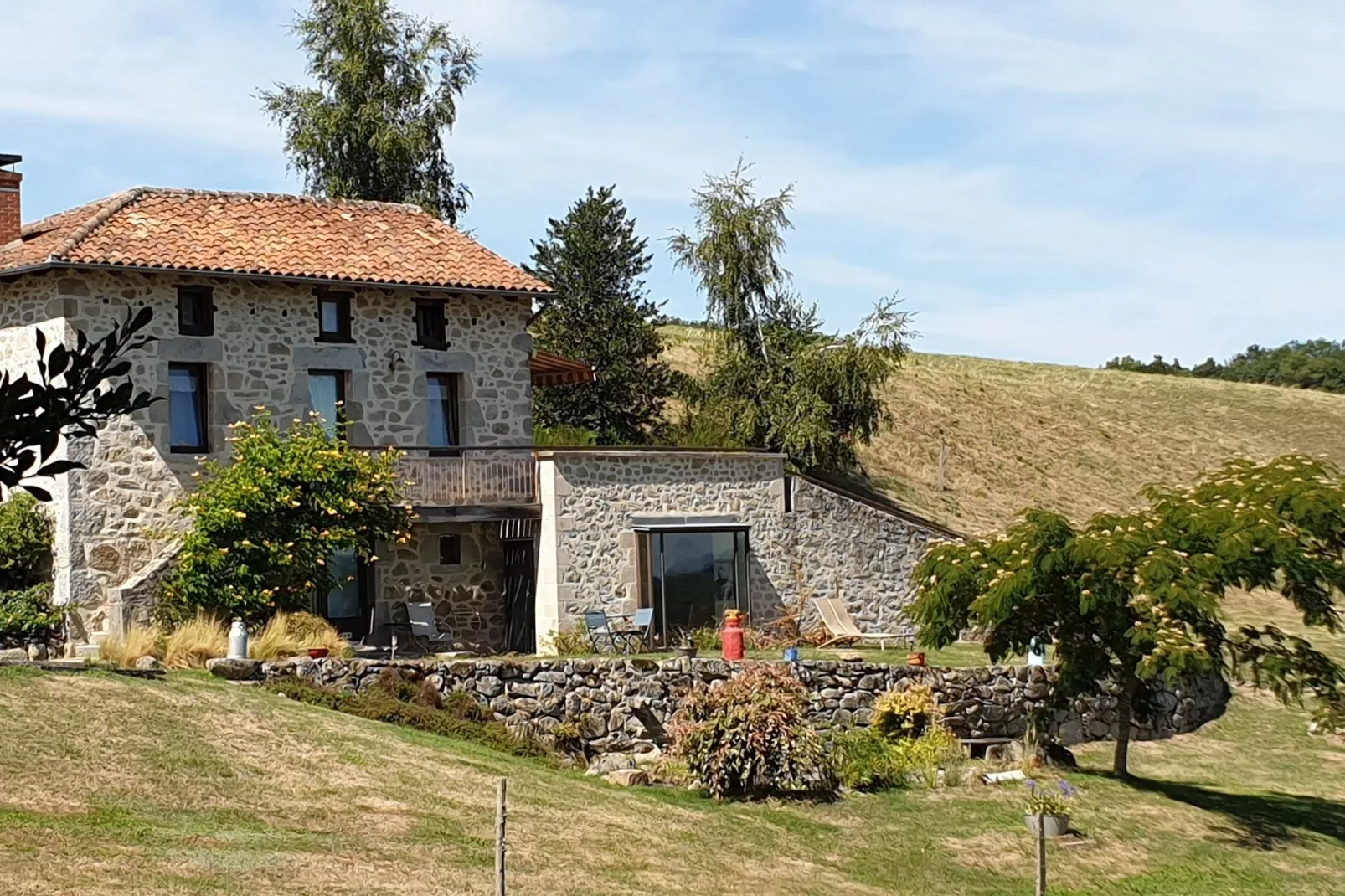 Maison auvergnate avec jacuzzi et sauna-Buitenkant zomer