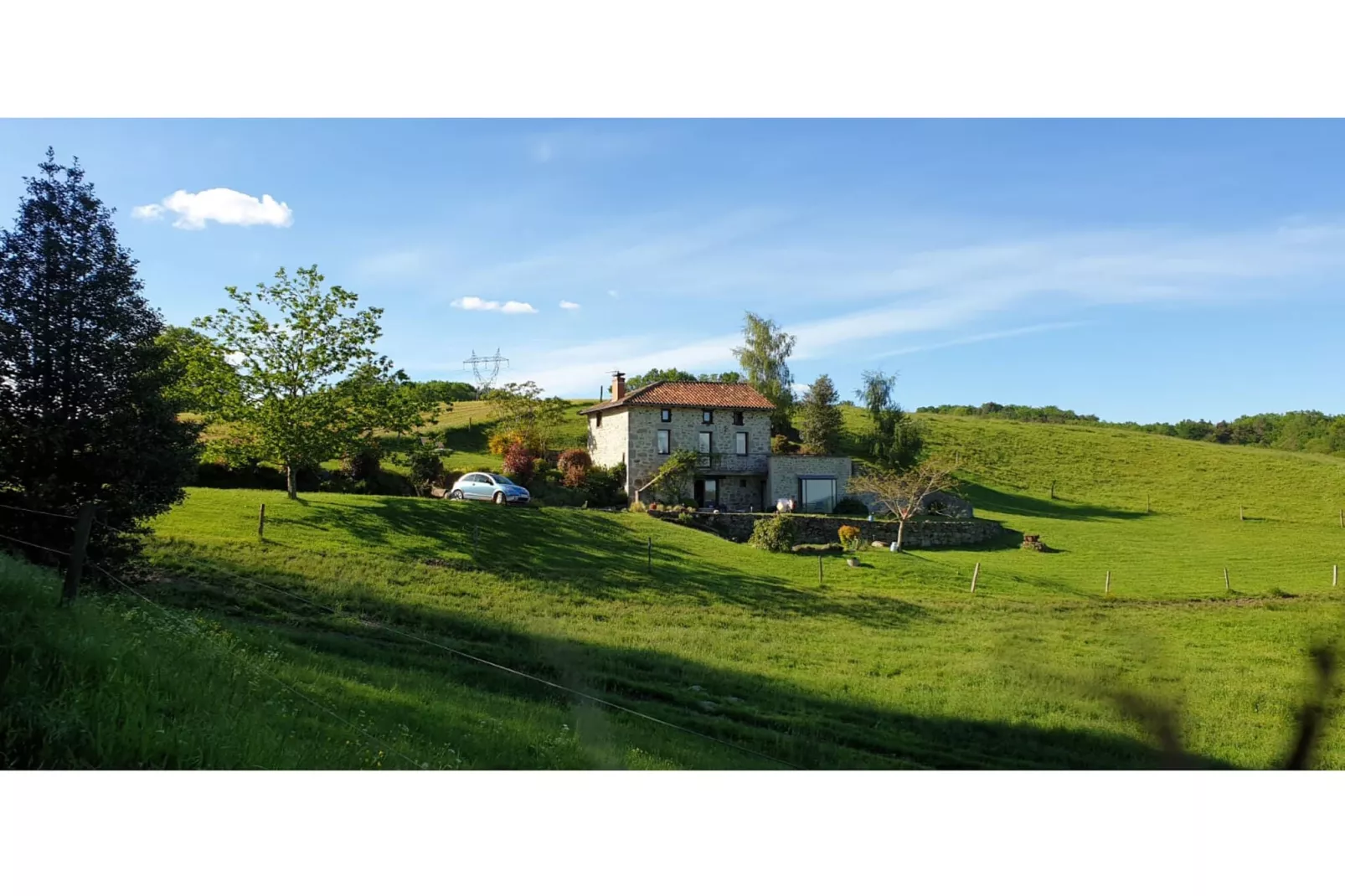 Maison auvergnate avec jacuzzi et sauna-Buitenkant zomer