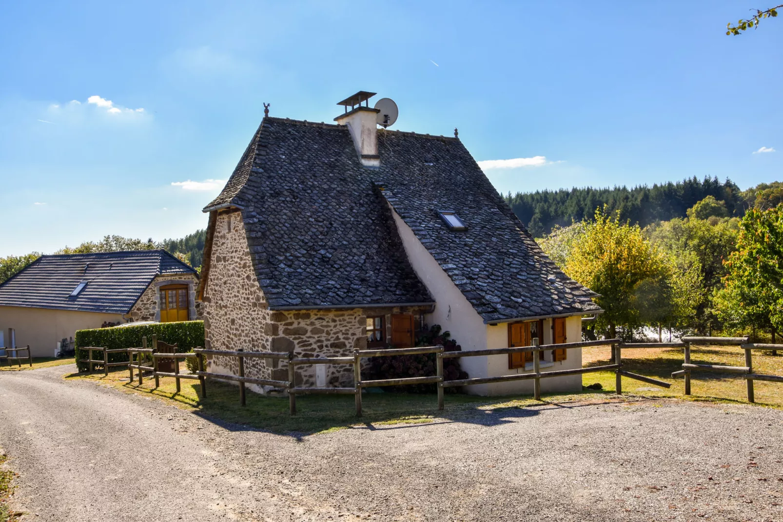 Authentique maison auvergnate-Buitenkant zomer