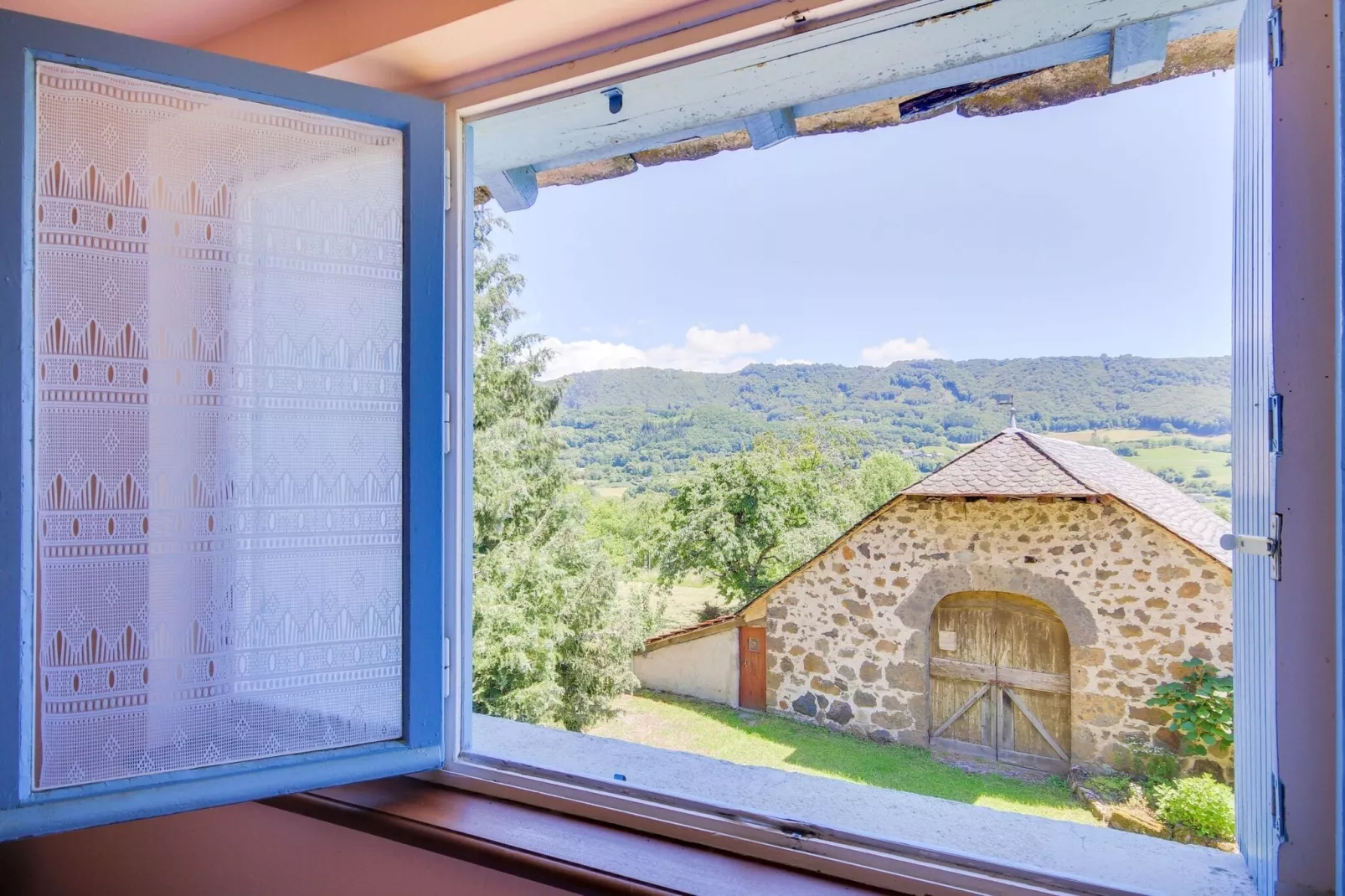 Maison près des volcans d'Auvergne-Uitzicht zomer