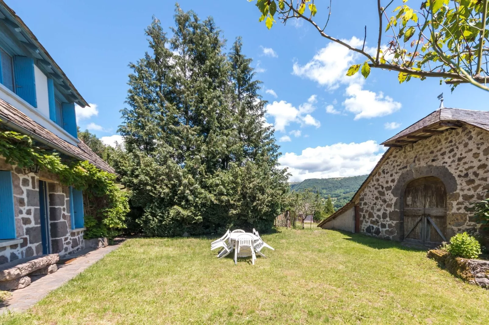 Maison près des volcans d'Auvergne-Tuinen zomer