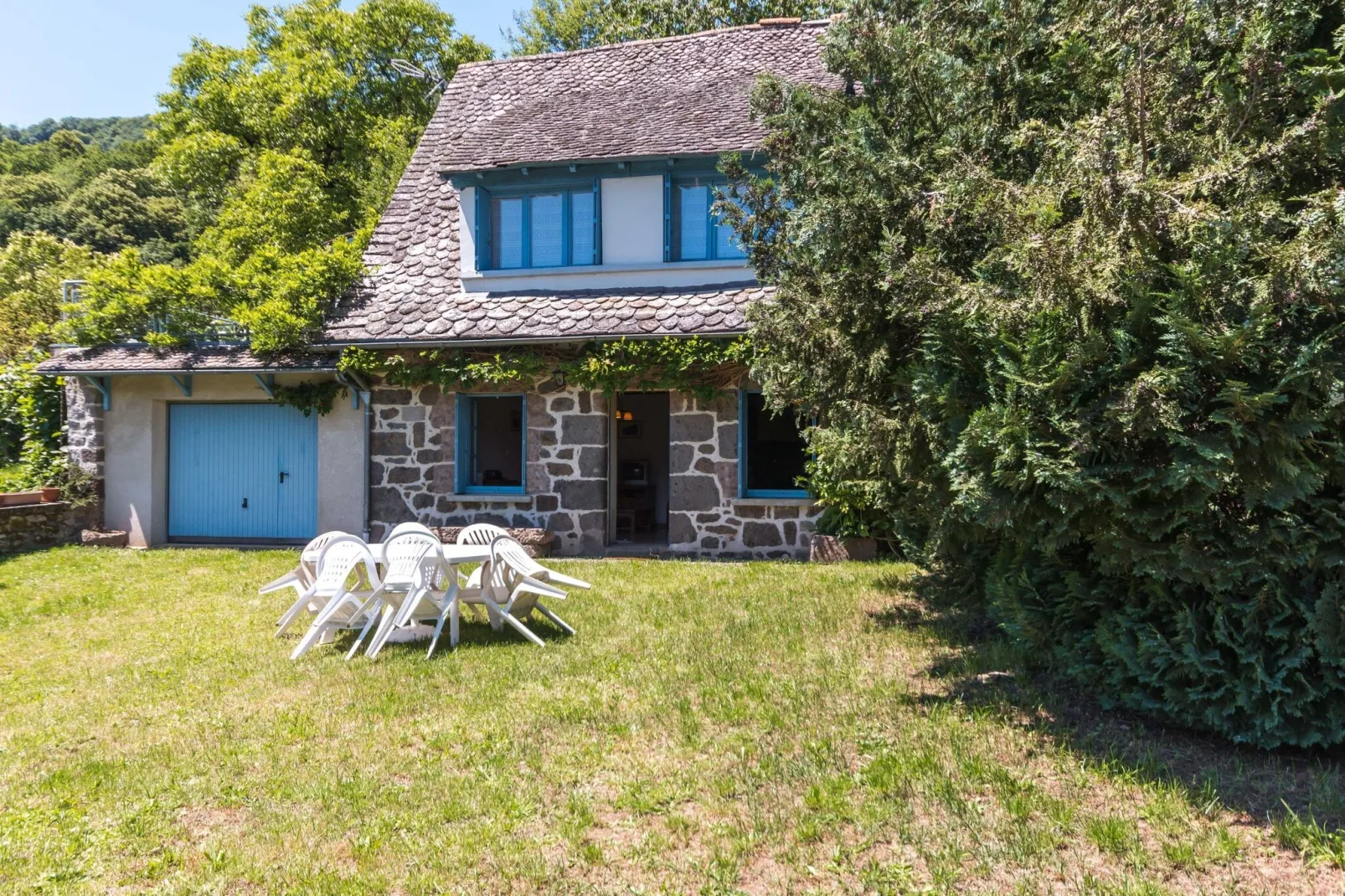 Maison près des volcans d'Auvergne-Tuinen zomer