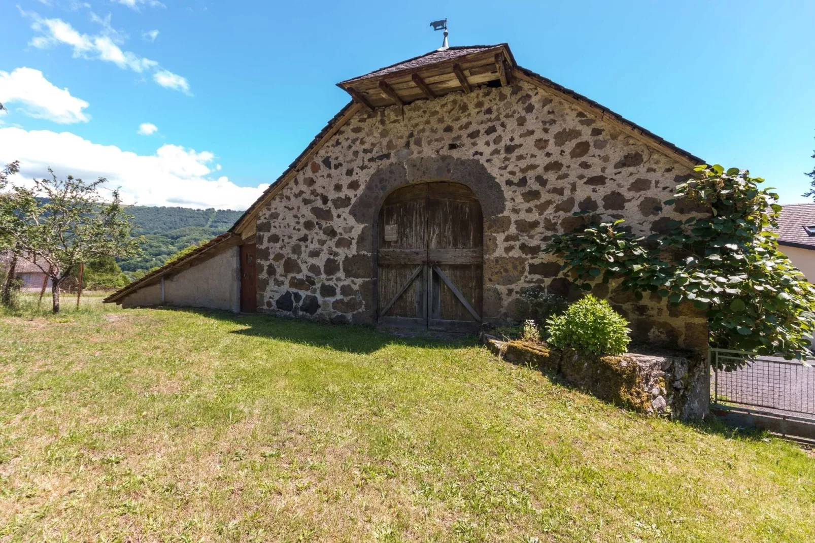 Maison près des volcans d'Auvergne-Tuinen zomer