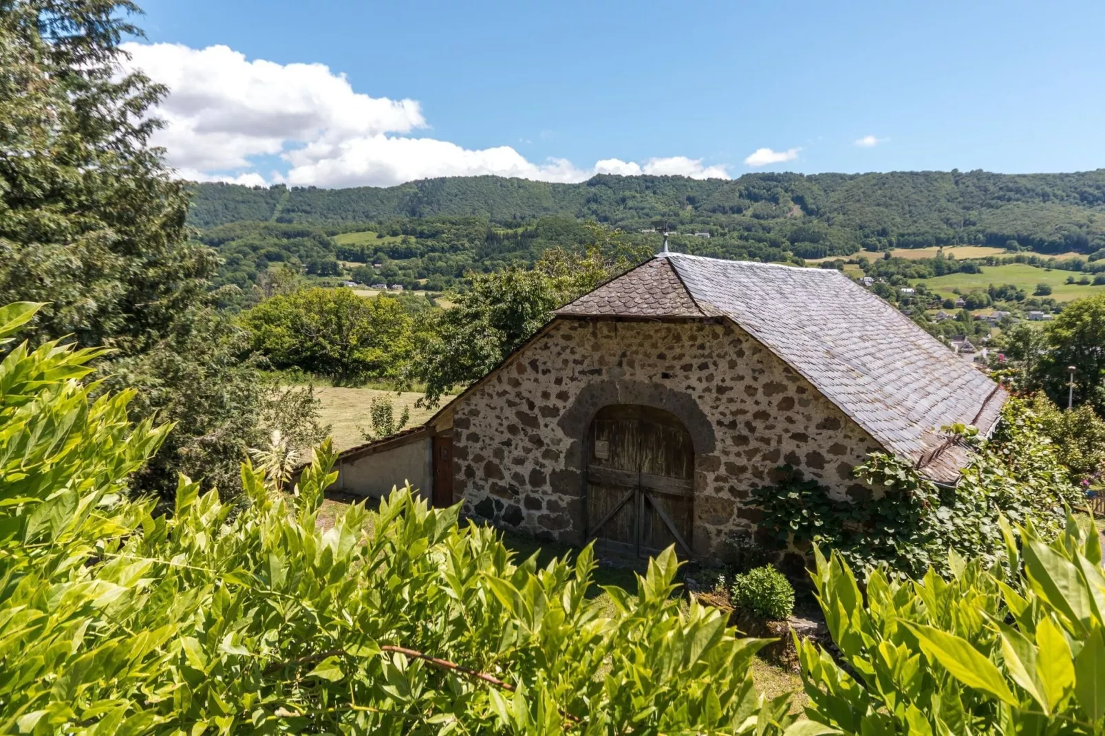 Maison près des volcans d'Auvergne-Uitzicht zomer
