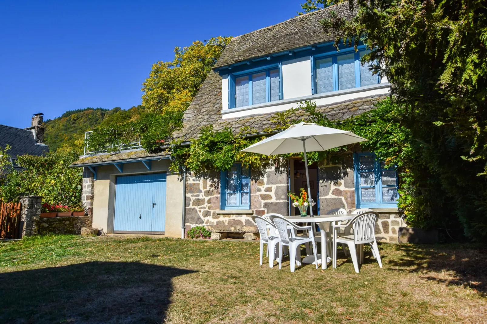 Maison près des volcans d'Auvergne-Buitenkant zomer