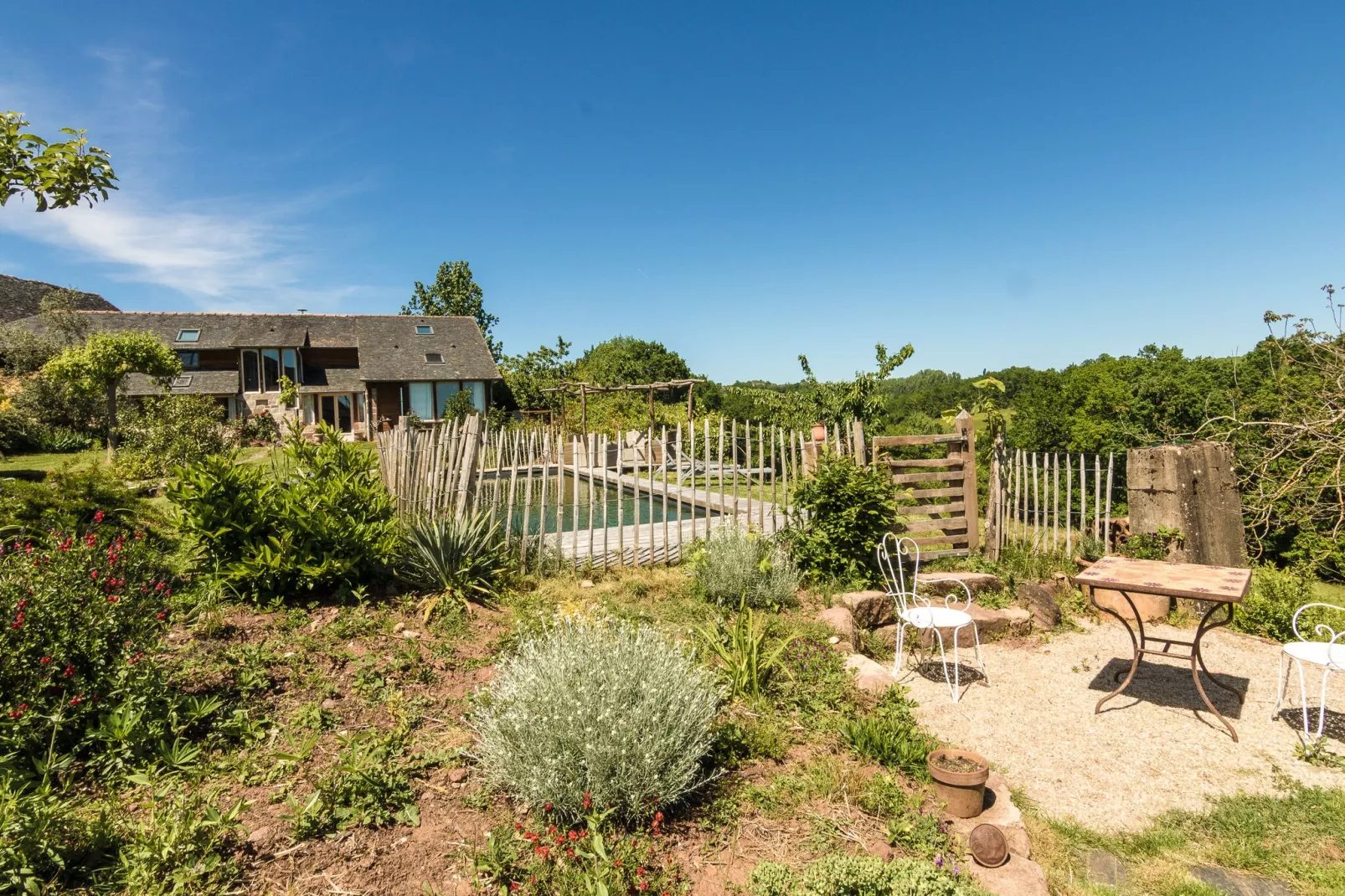 Maison La Porcherie-Buitenkant zomer