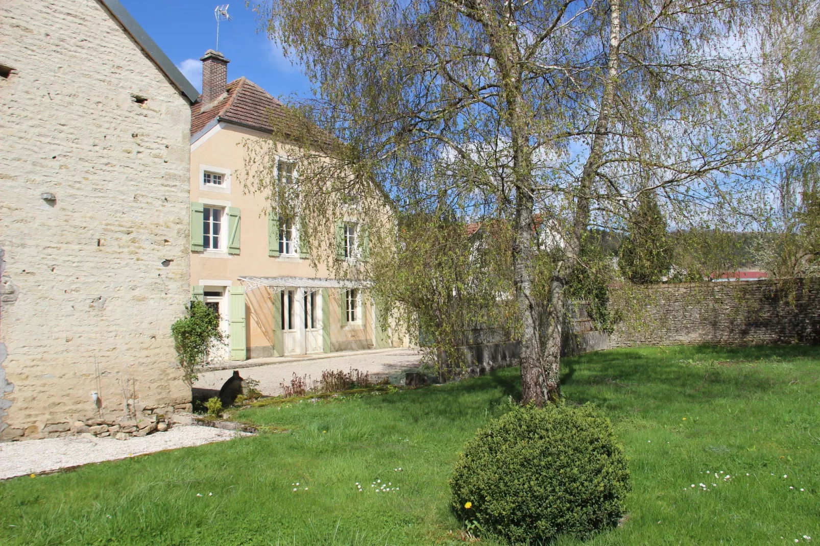 Maison de Vacances Bouix-Buitenkant zomer