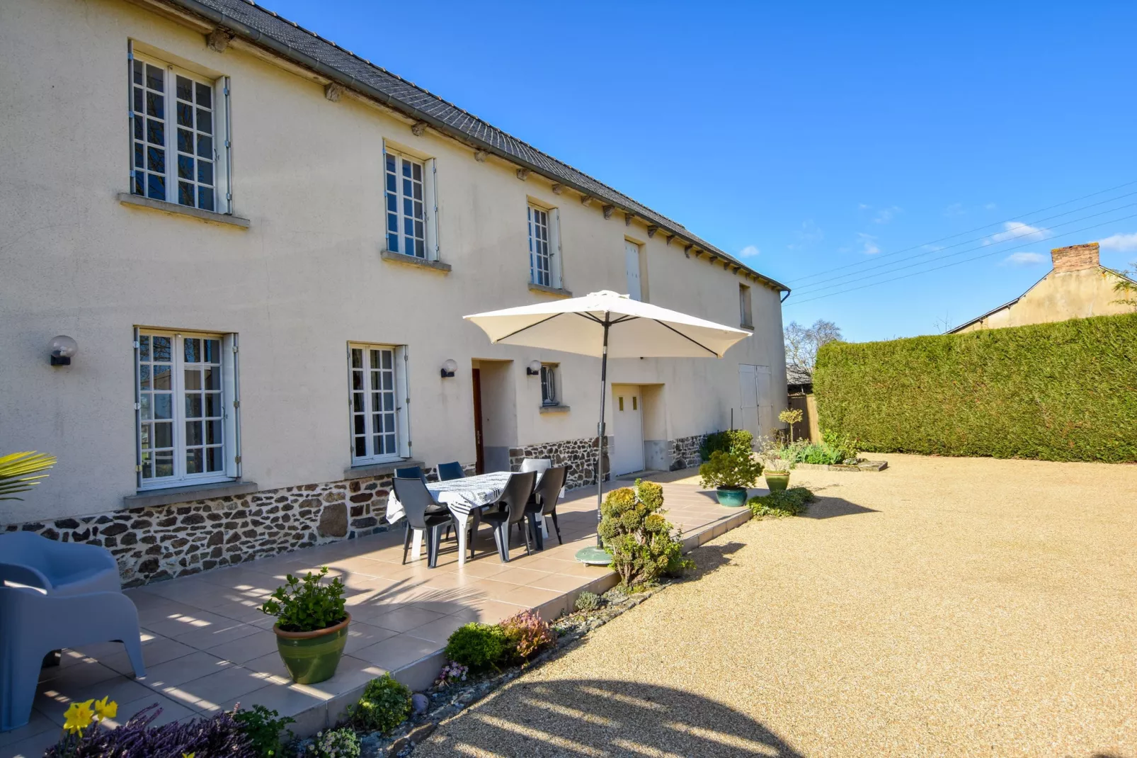 Jolie maison en pays de Rance-Buitenkant zomer