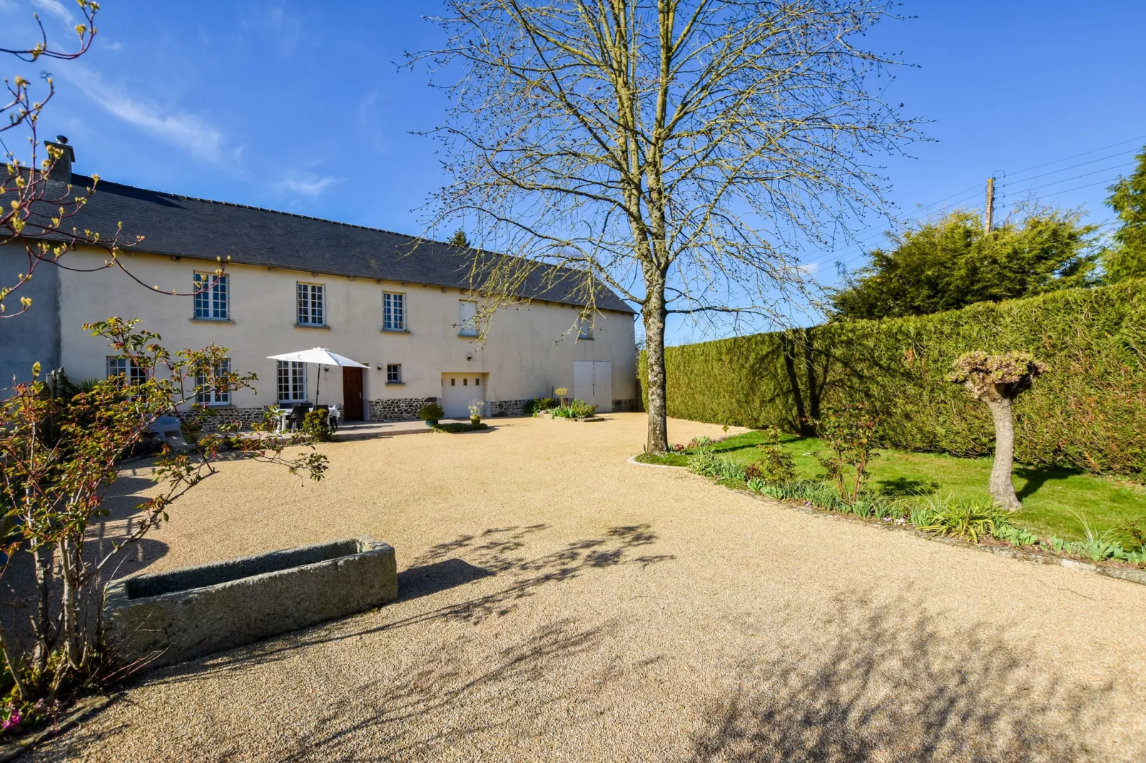 Jolie maison en pays de Rance-Buitenkant zomer