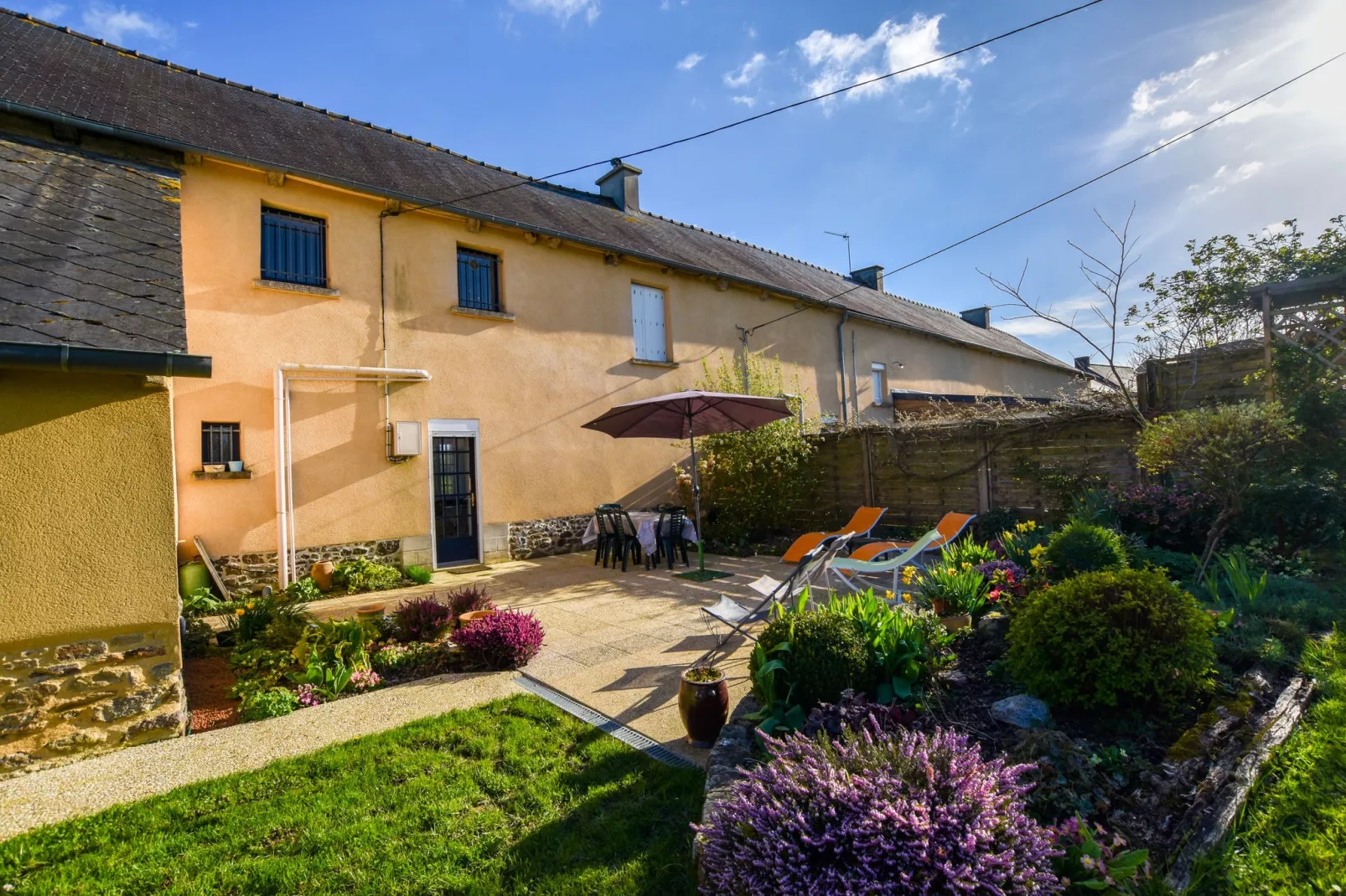 Jolie maison en pays de Rance-Buitenkant zomer