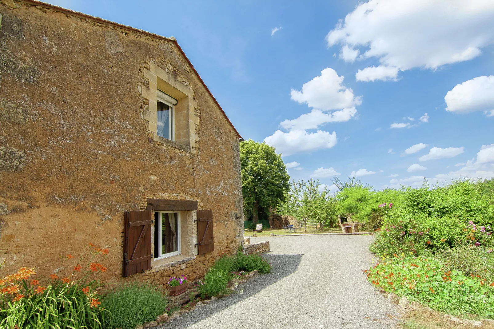 Gîte du Bousquet-Buitenkant zomer