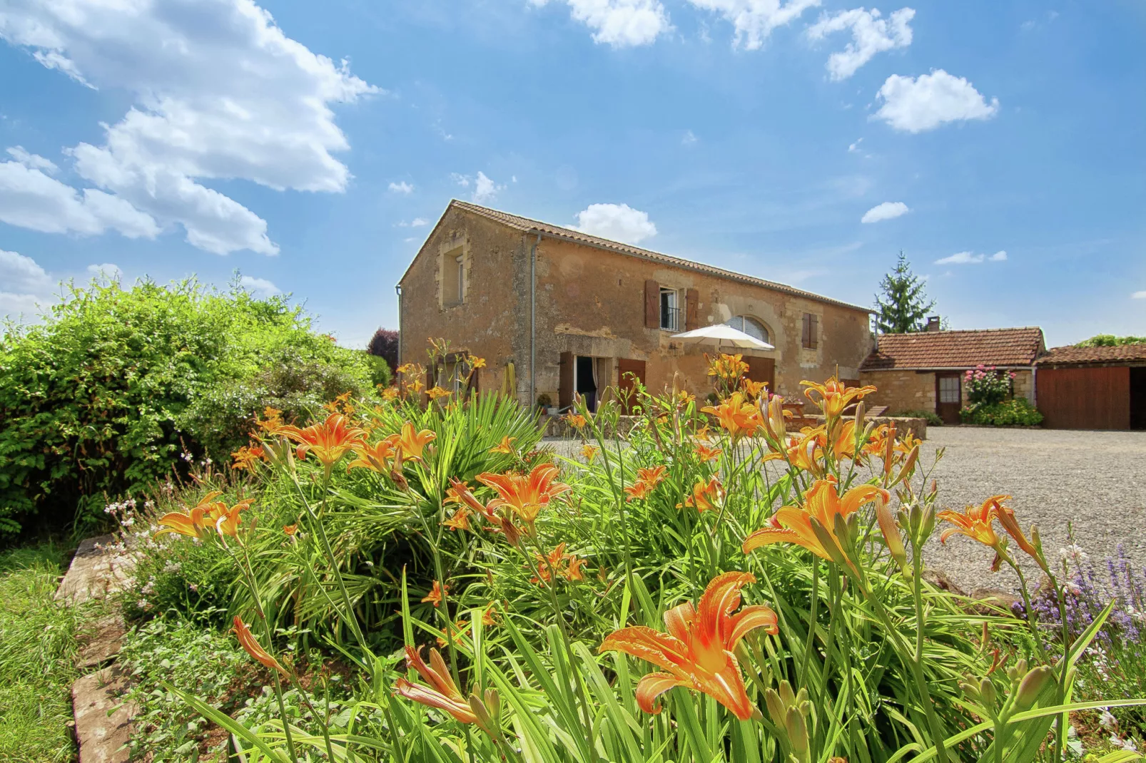 Gîte du Bousquet-Buitenkant zomer