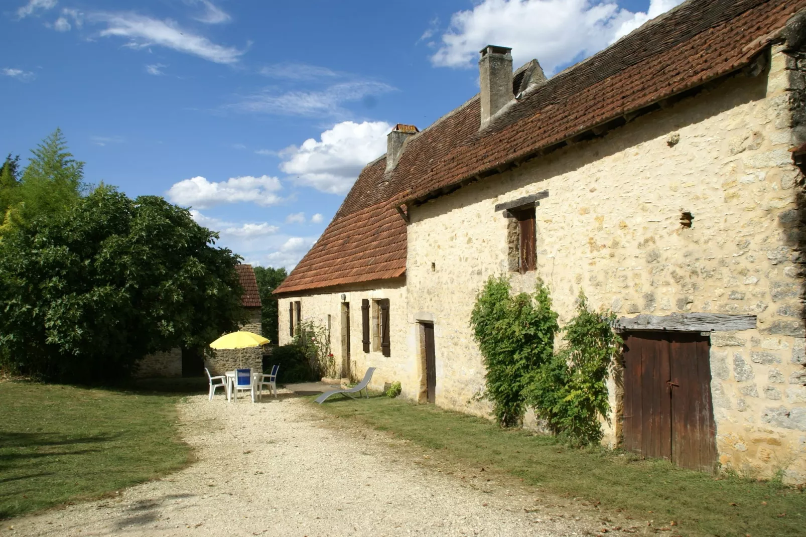 Maison de vacances  Berbiguieres 5 p-Buitenkant zomer