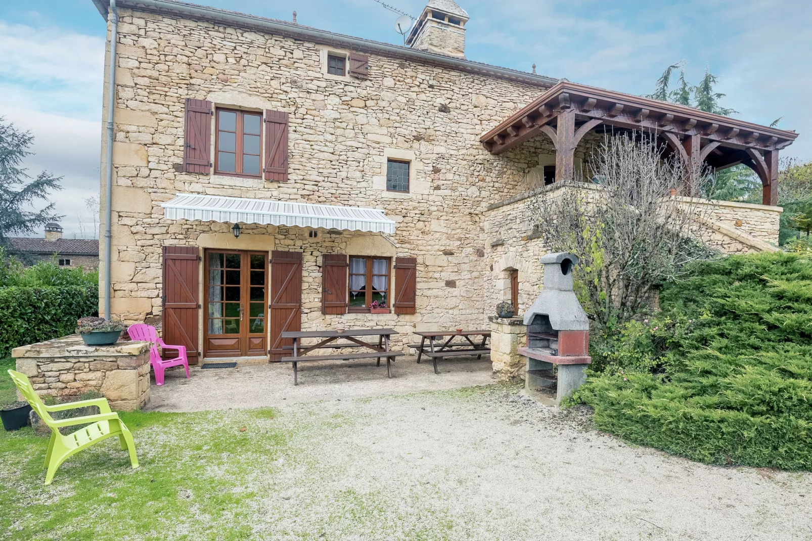 Prachtig landhuis met authentieke sfeer in Prats-du-Périgord - Buitenkant zomer