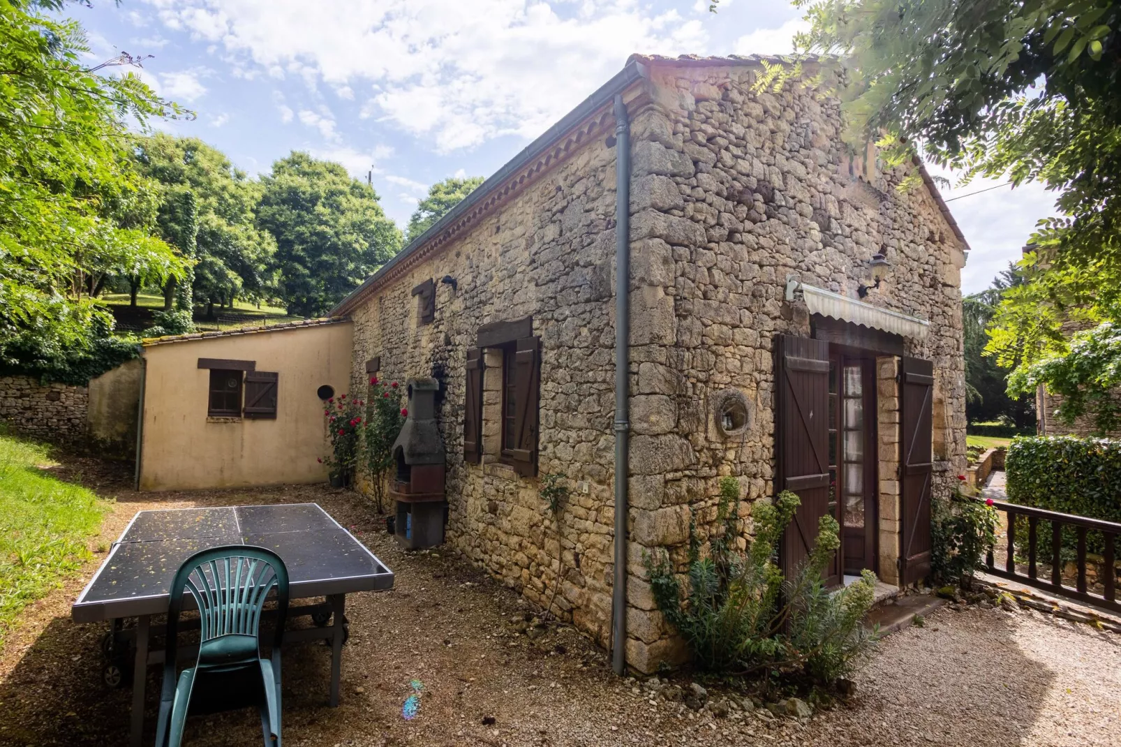 Maison de vacances Besse Le Moulinal Bas-Buitenkant zomer