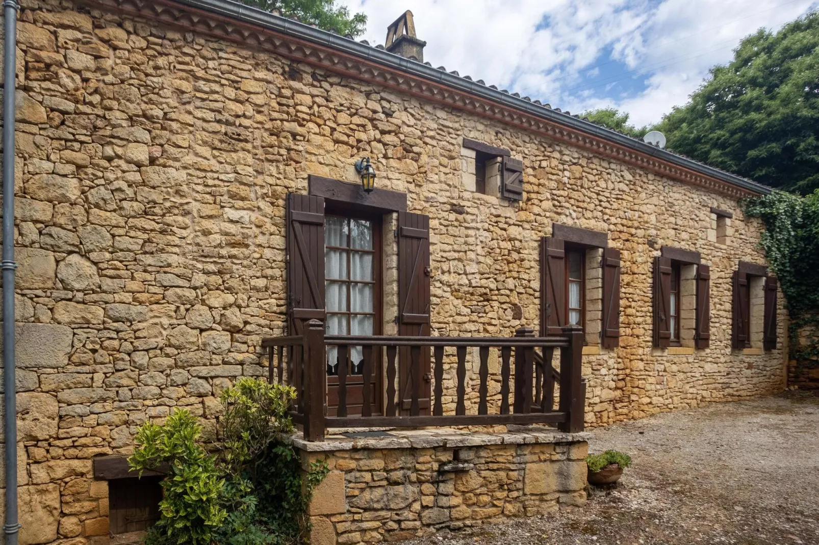 Maison de vacances Besse Le Moulinal Bas-Buitenkant zomer