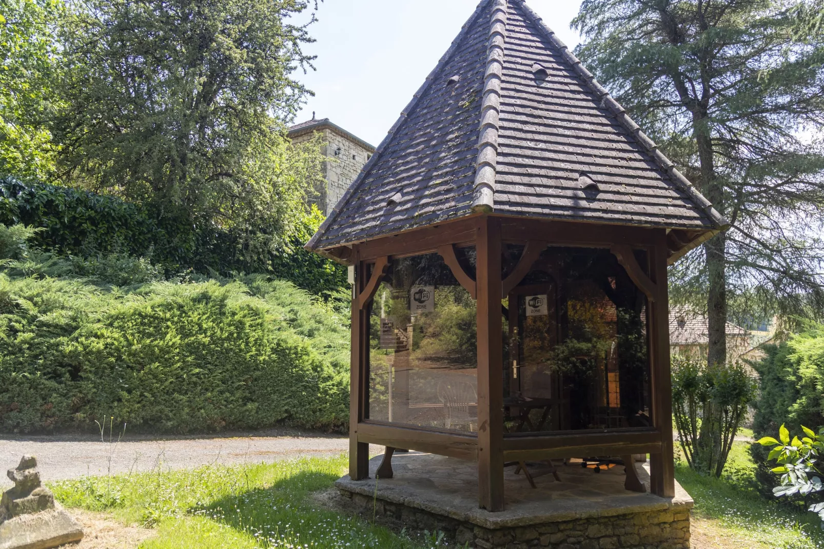 Maison de vacances Besse Le Moulinal Bas-Tuinen zomer