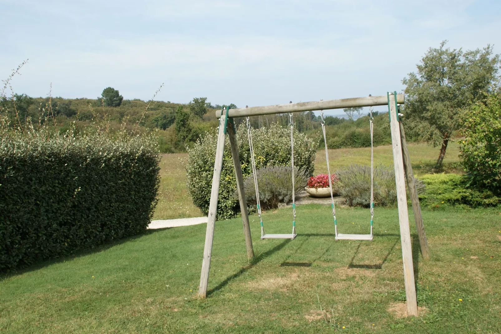 Maison de vacances Besse les Vitarelles 4 pers-Tuinen zomer