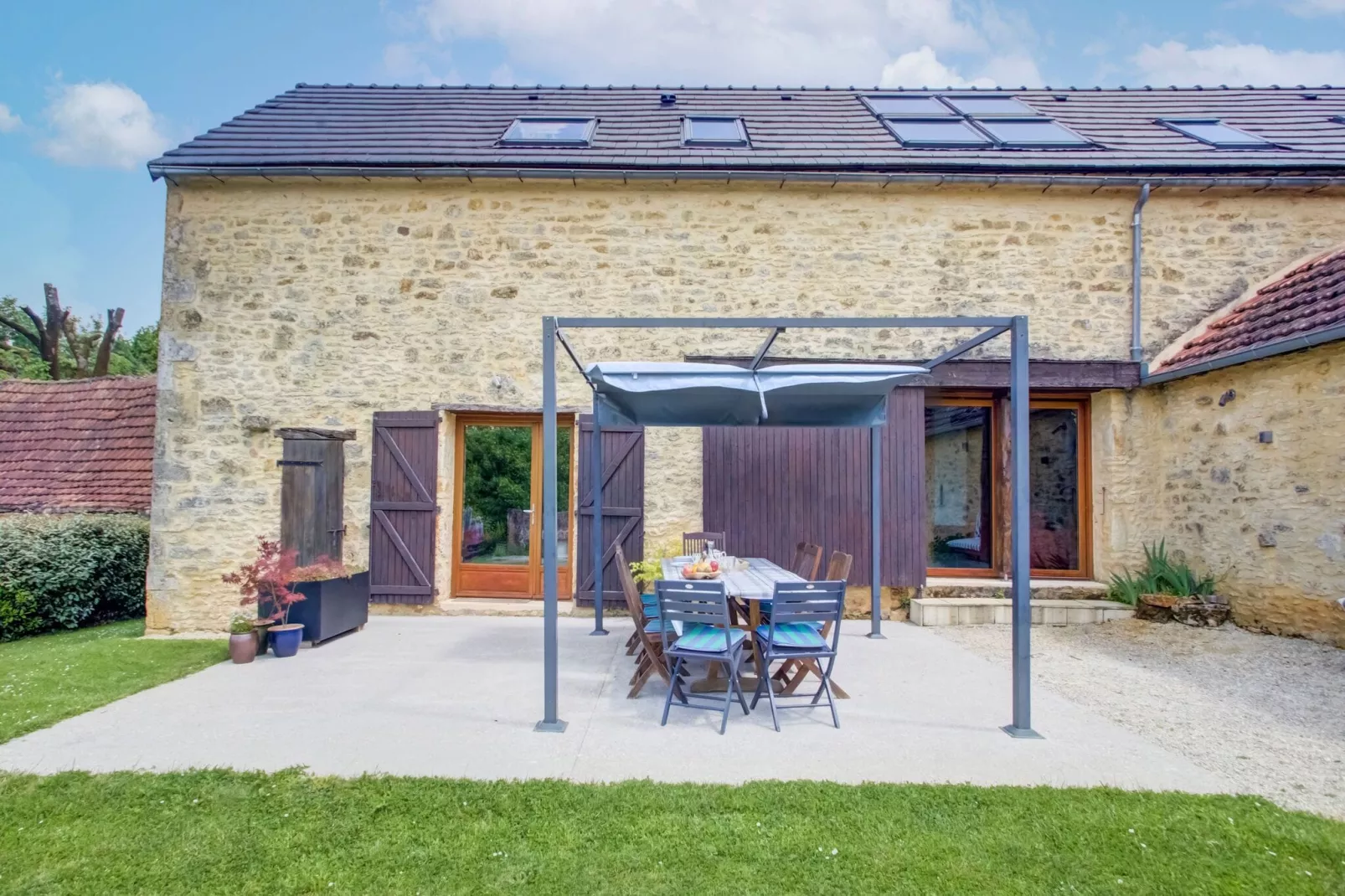 Ferme Sarlat-Buitenkant zomer